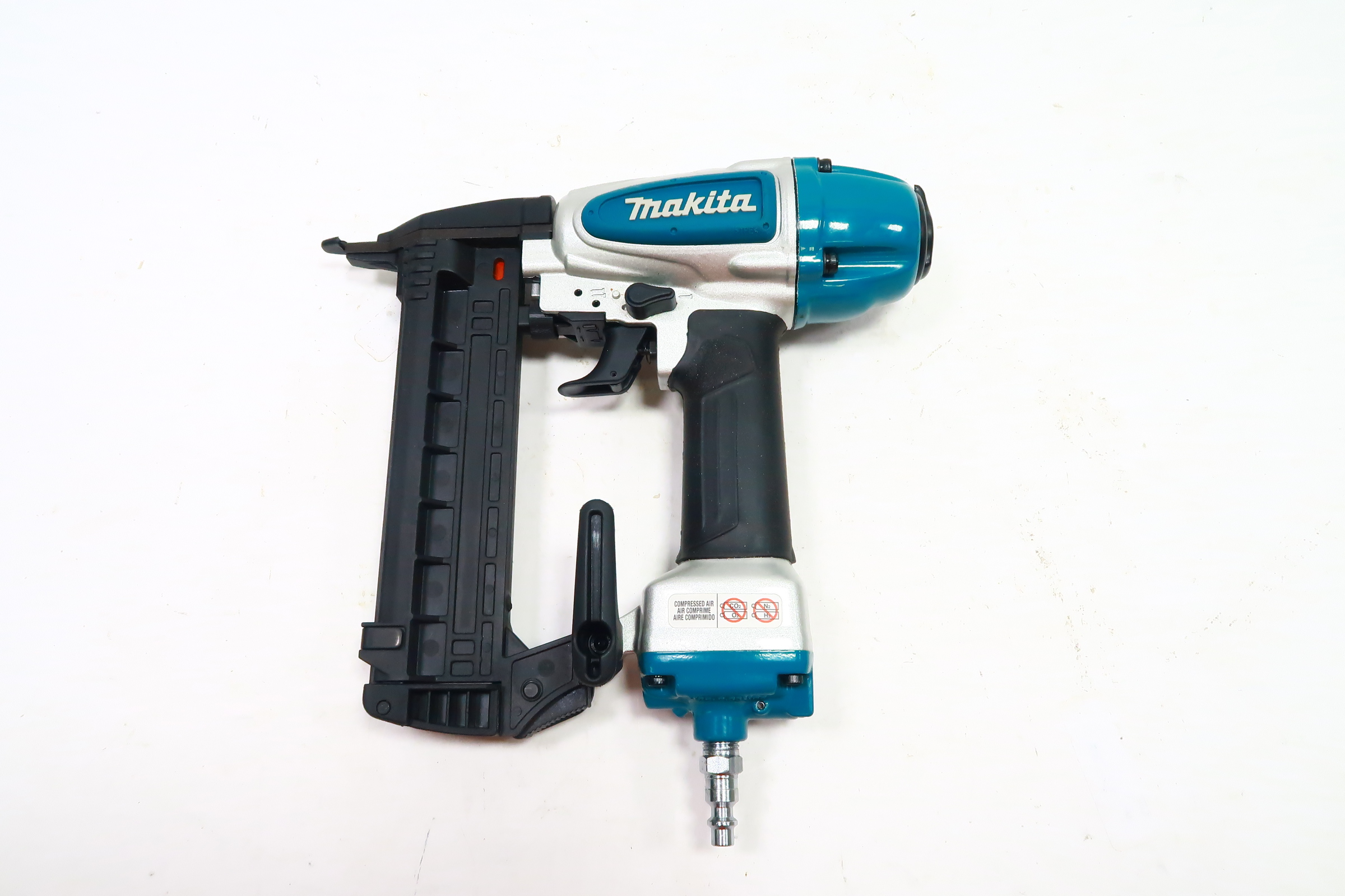 Makita AT638A 1/4" Narrow Crown Stapler – 18 Gauge, Accepts 1/2" To 1-1/2" Staples, Tool-Free Depth Adjustment, Built-in Air Duster, Contact Or Sequential Firing