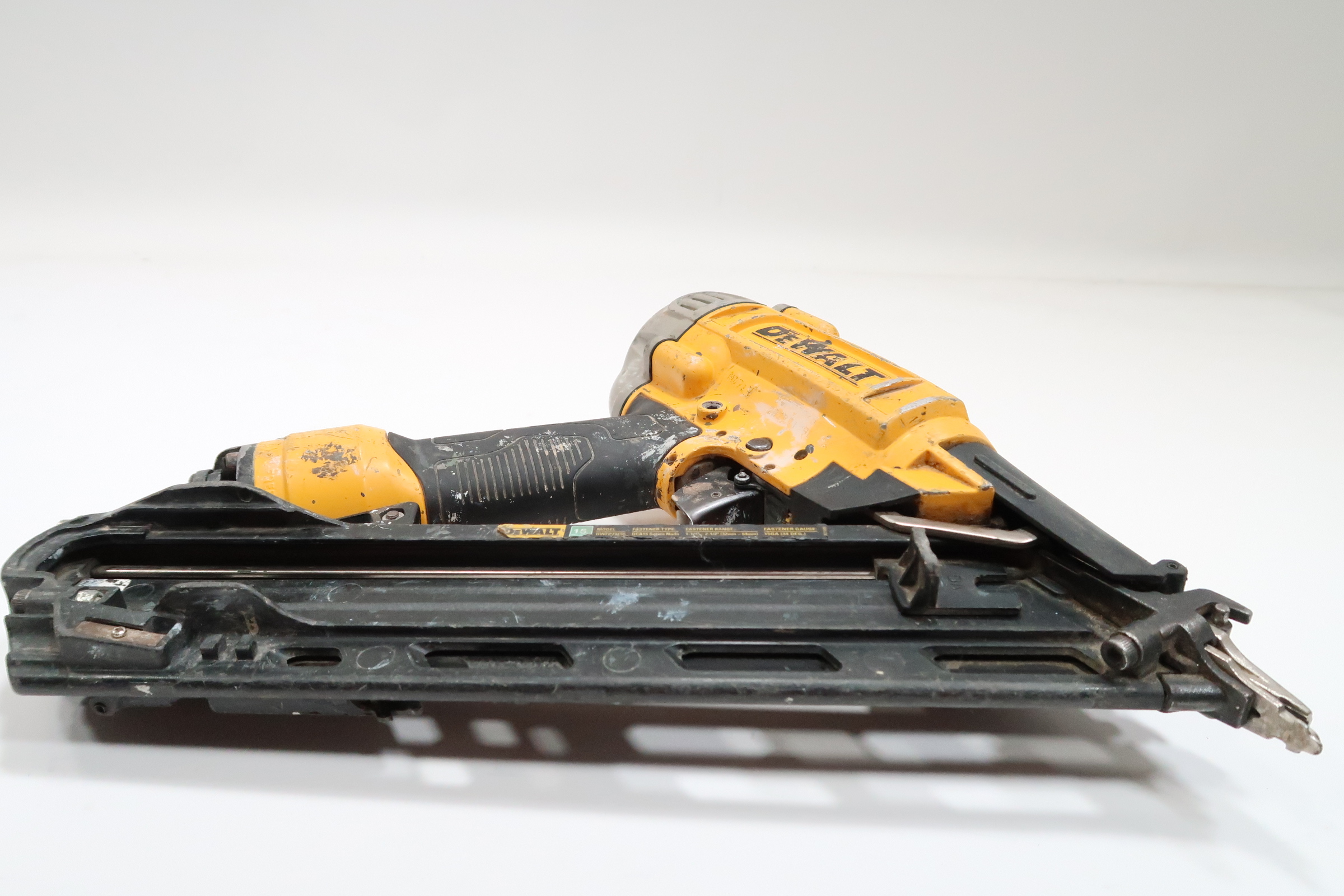 DeWalt DWFP72155 Pneumatic 15Gauge DA Nailer 7830