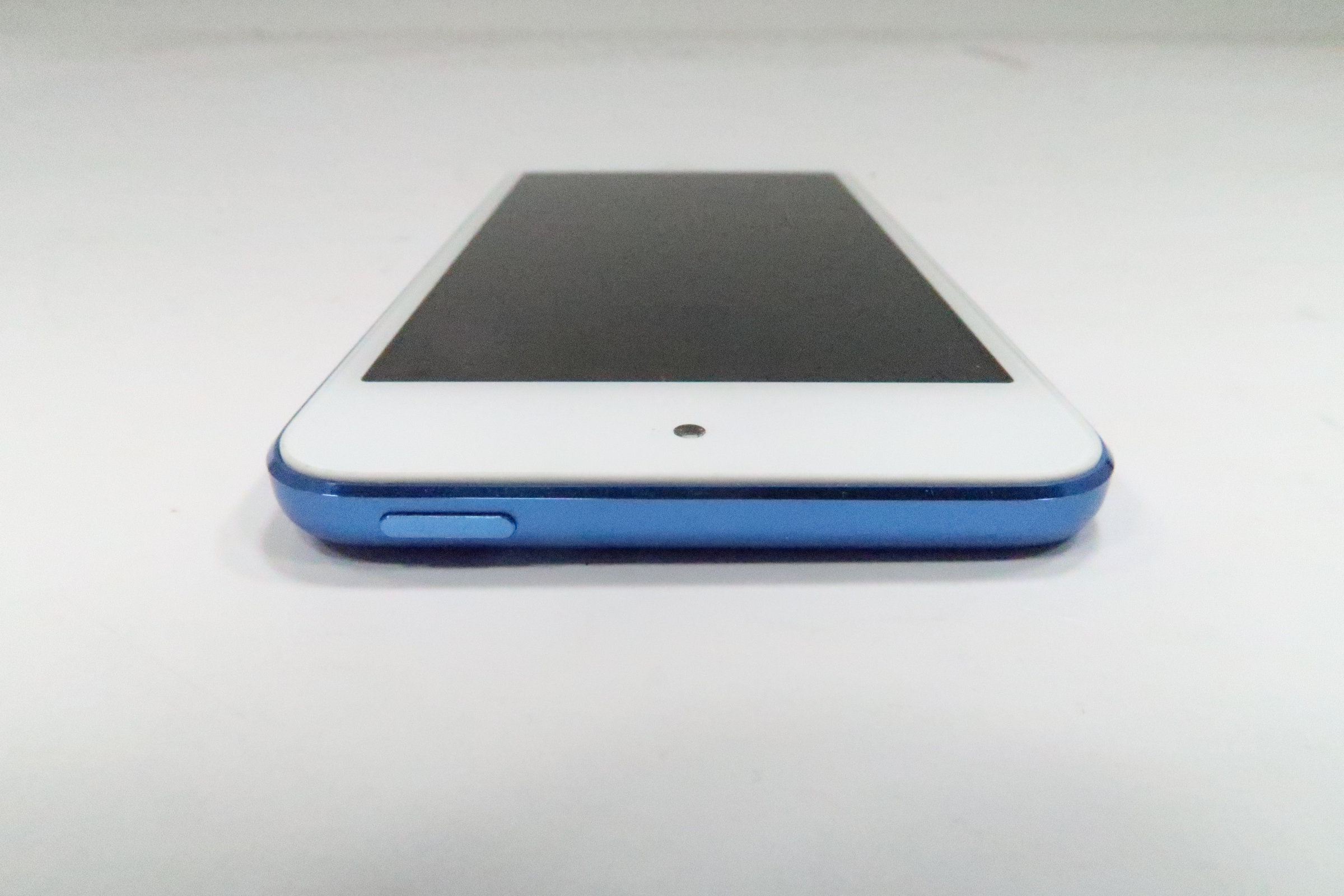 Apple MVHW2LL/A iPod Touch 7th Generation 32GB 4