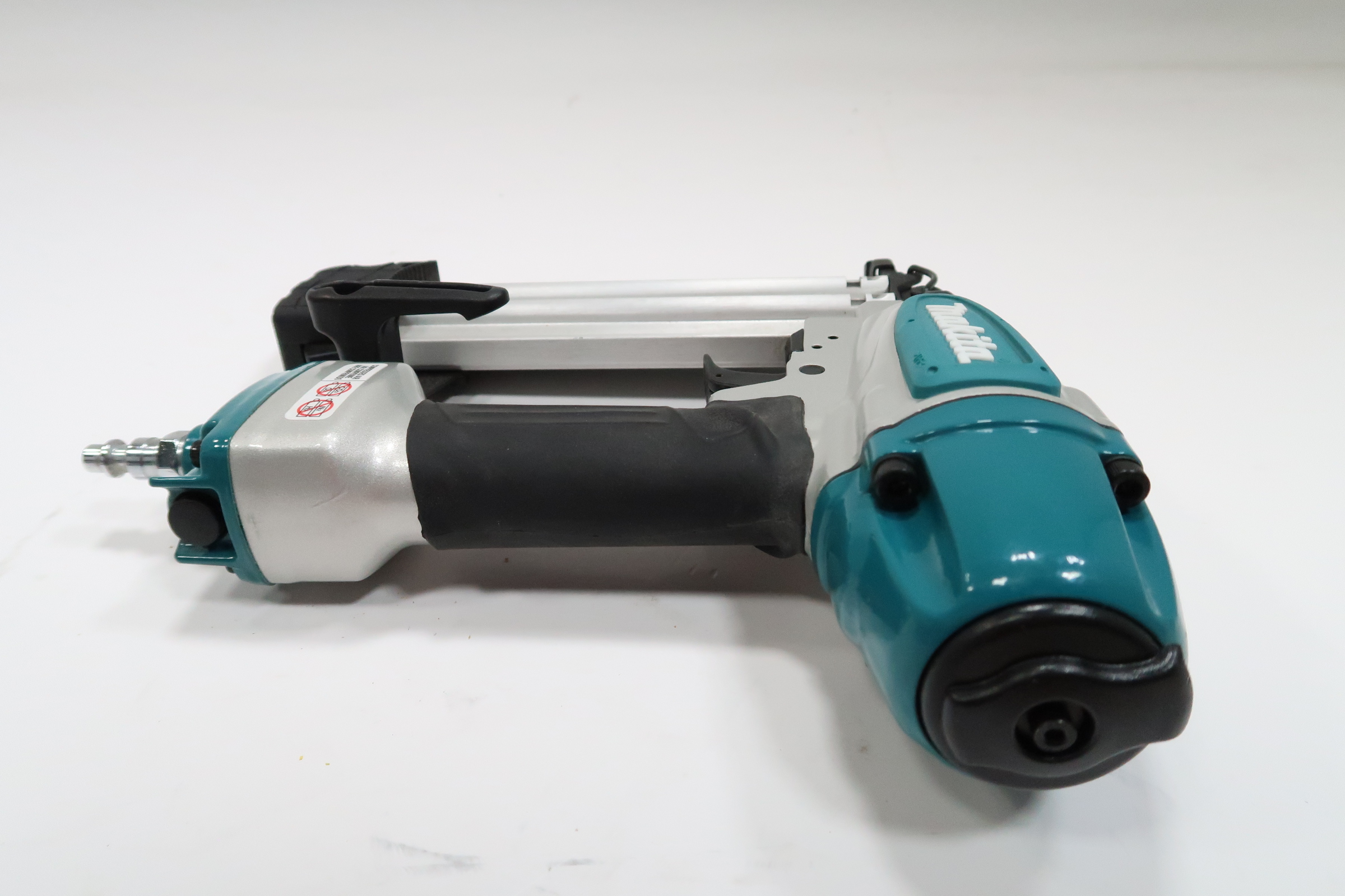 Makita AF506 Pneumatic 18-Gauge 2 in. Brad Nailer 2202