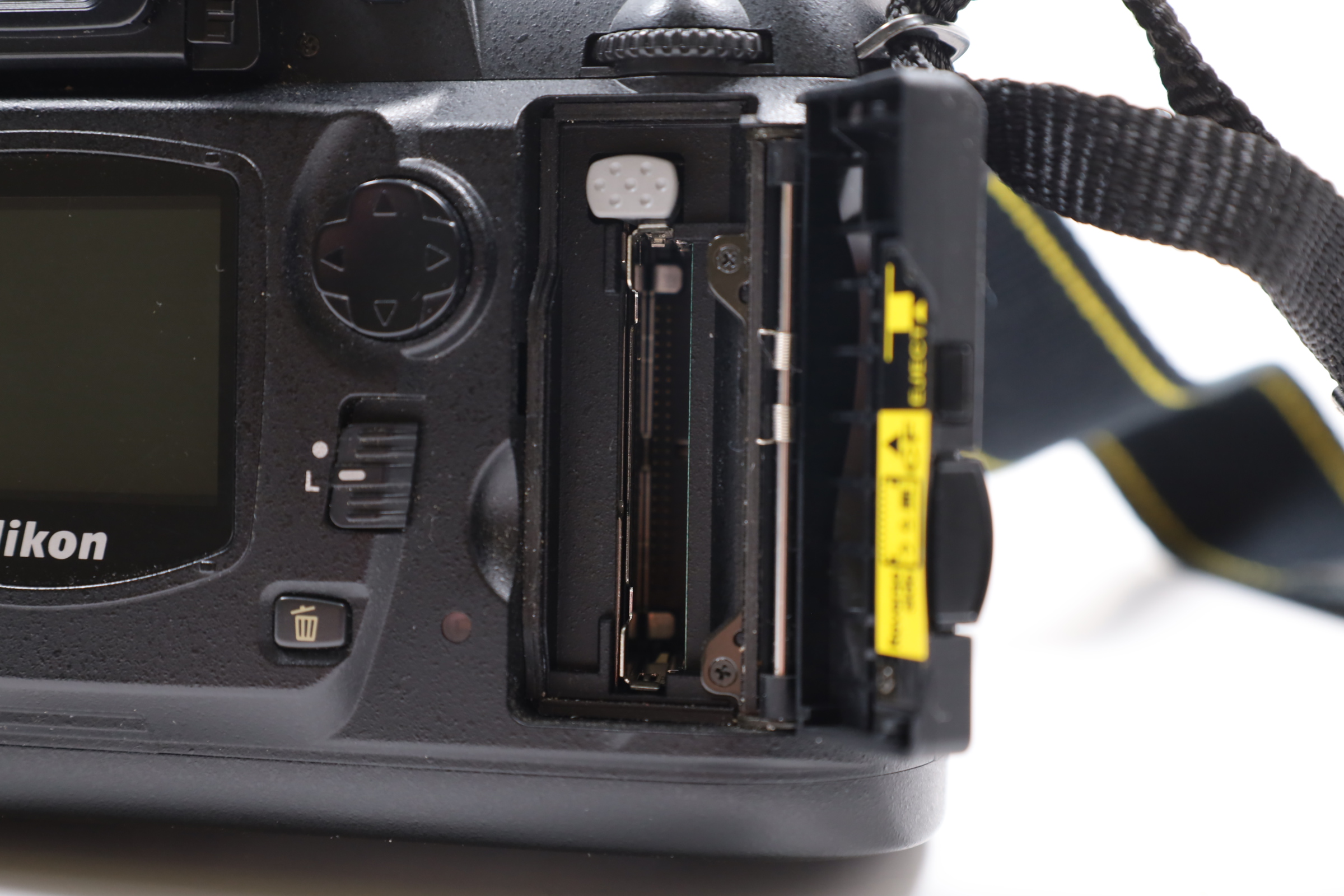 Nikon D70 25226 18-70mm Digital SLR Camera Kit Black