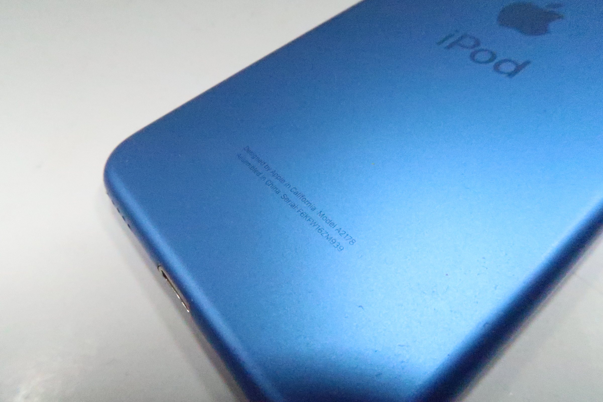 Apple MVHW2LL/A iPod Touch 7th Generation 32GB 4