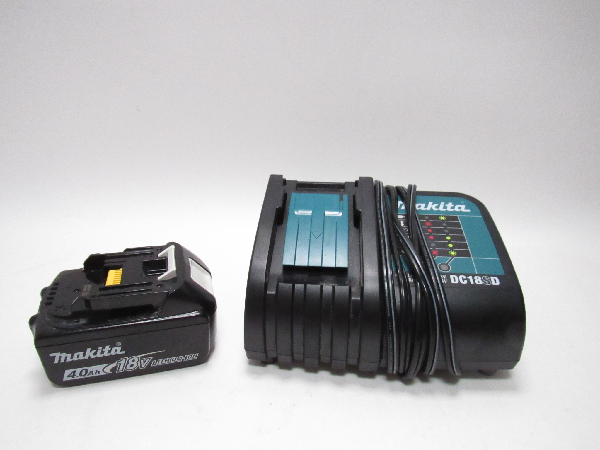 Makita DC18SD Battery Charger 4Ah Battery Set