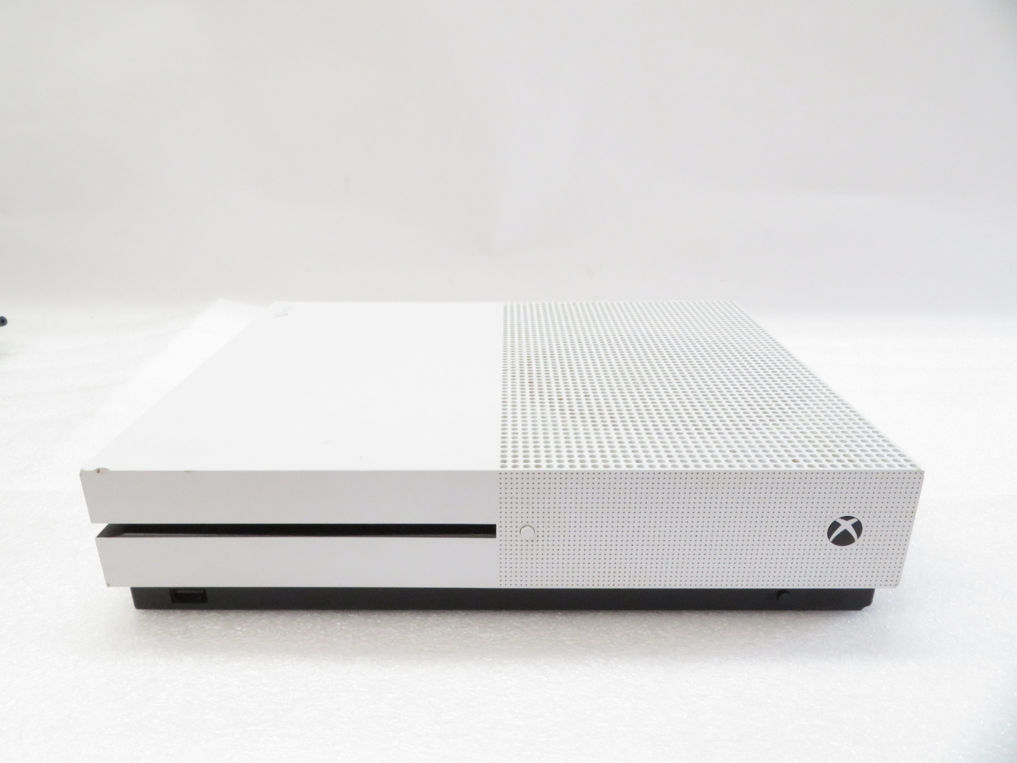 Microsoft Xbox One S 1681 1TB Video Game Console 1173