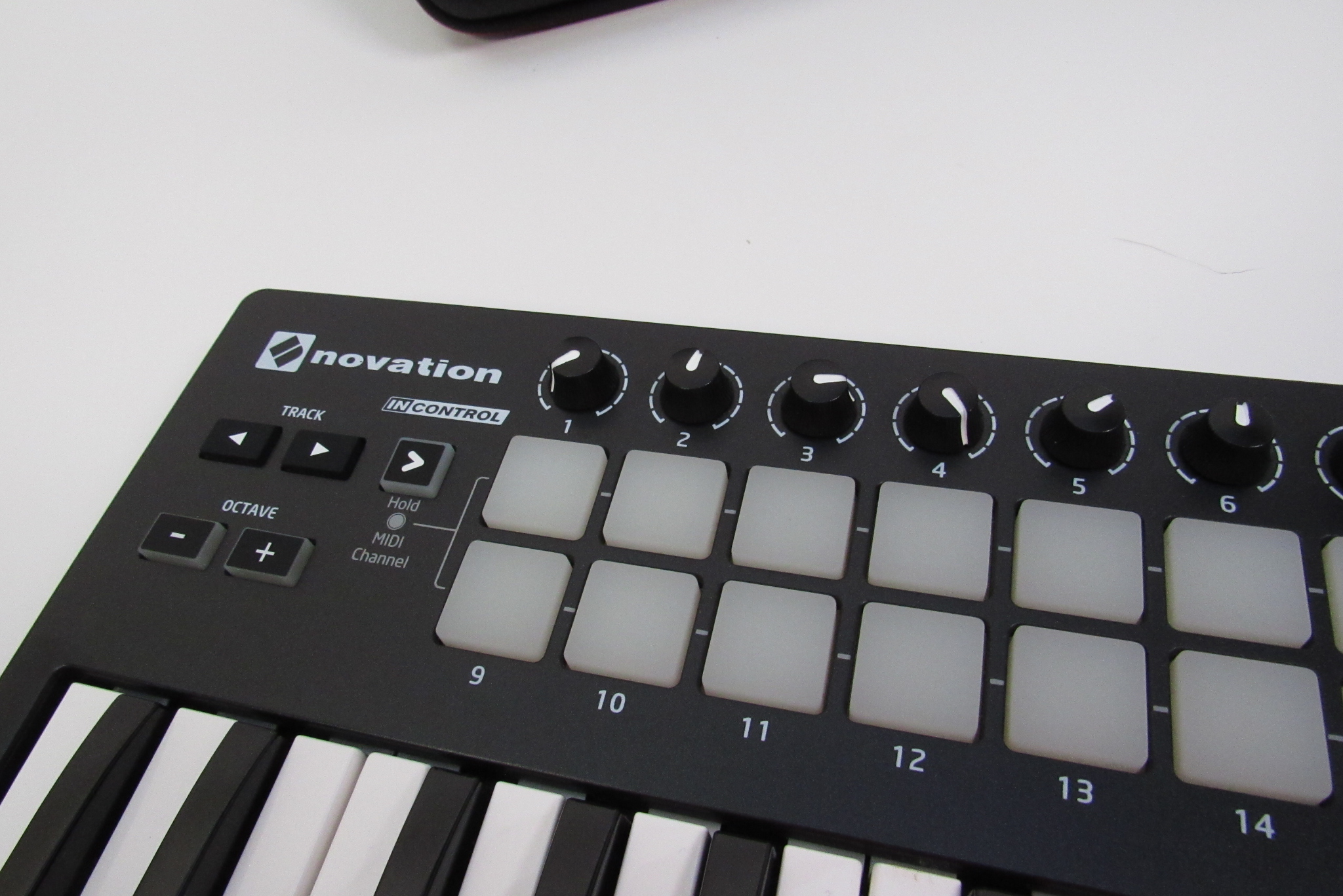 Novation Launchkey Mini MK2 (NOVLKMIN2) 25-Note MIDI USB Keyboard