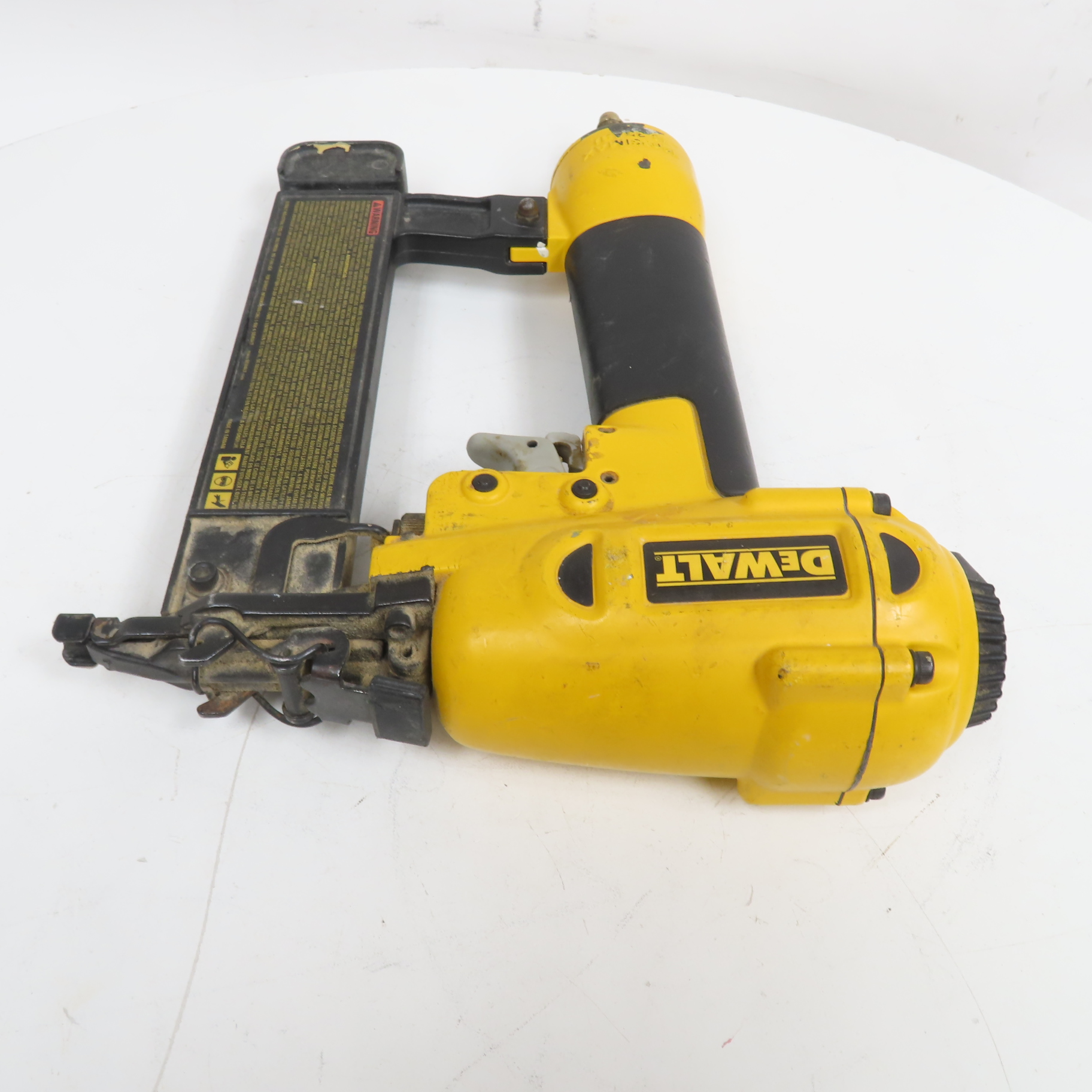 DeWalt D51236 18GA 5/8