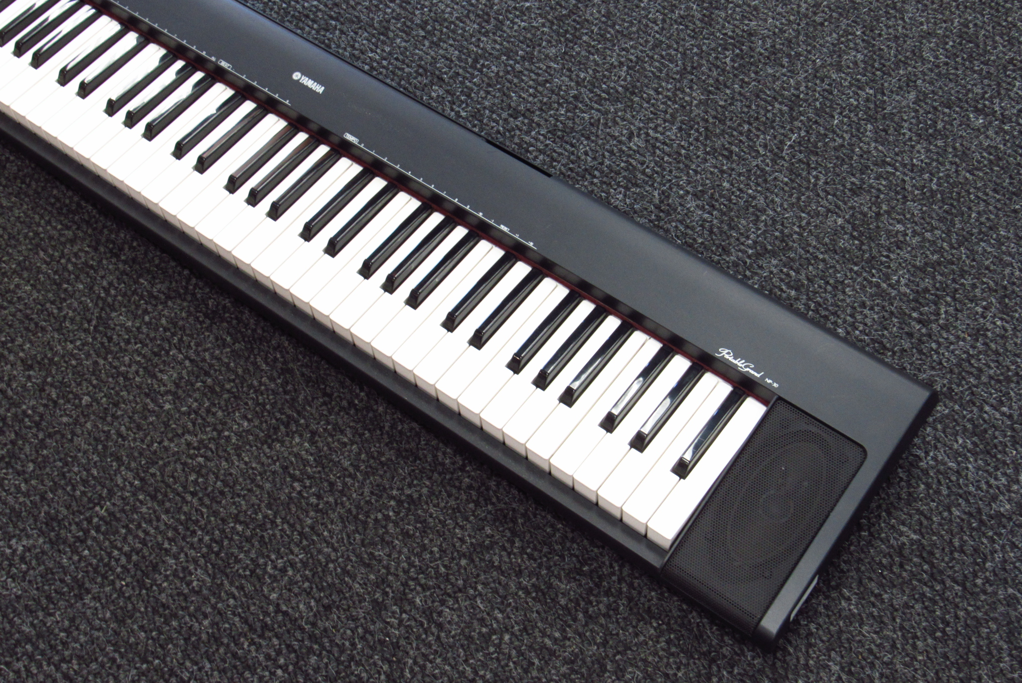 Yamaha NP-30 (2007) Portable Grand 76-Key Digital Keyboard