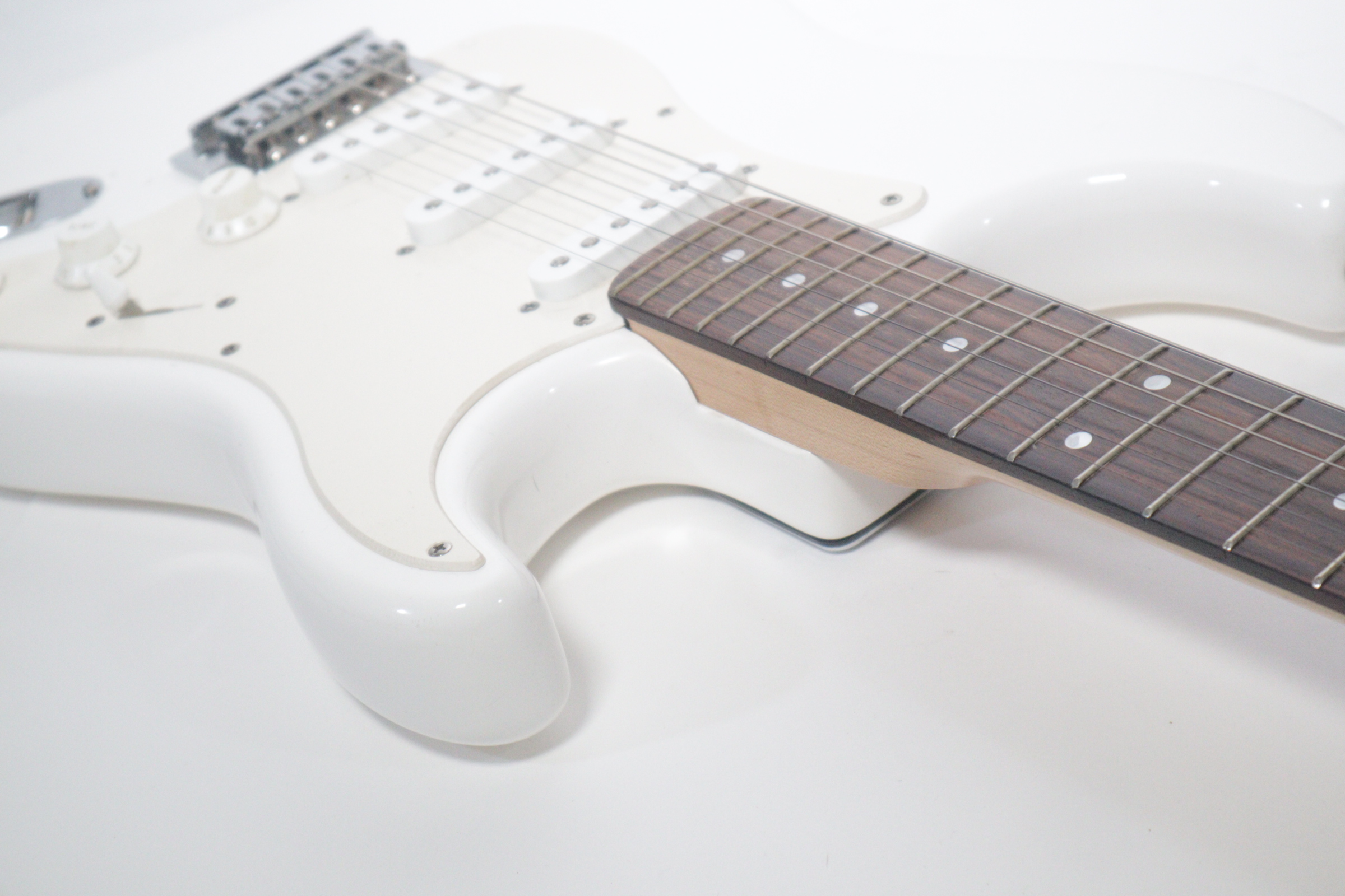 Squier by Fender Stratocaster Bullet Series Arctic White 6String