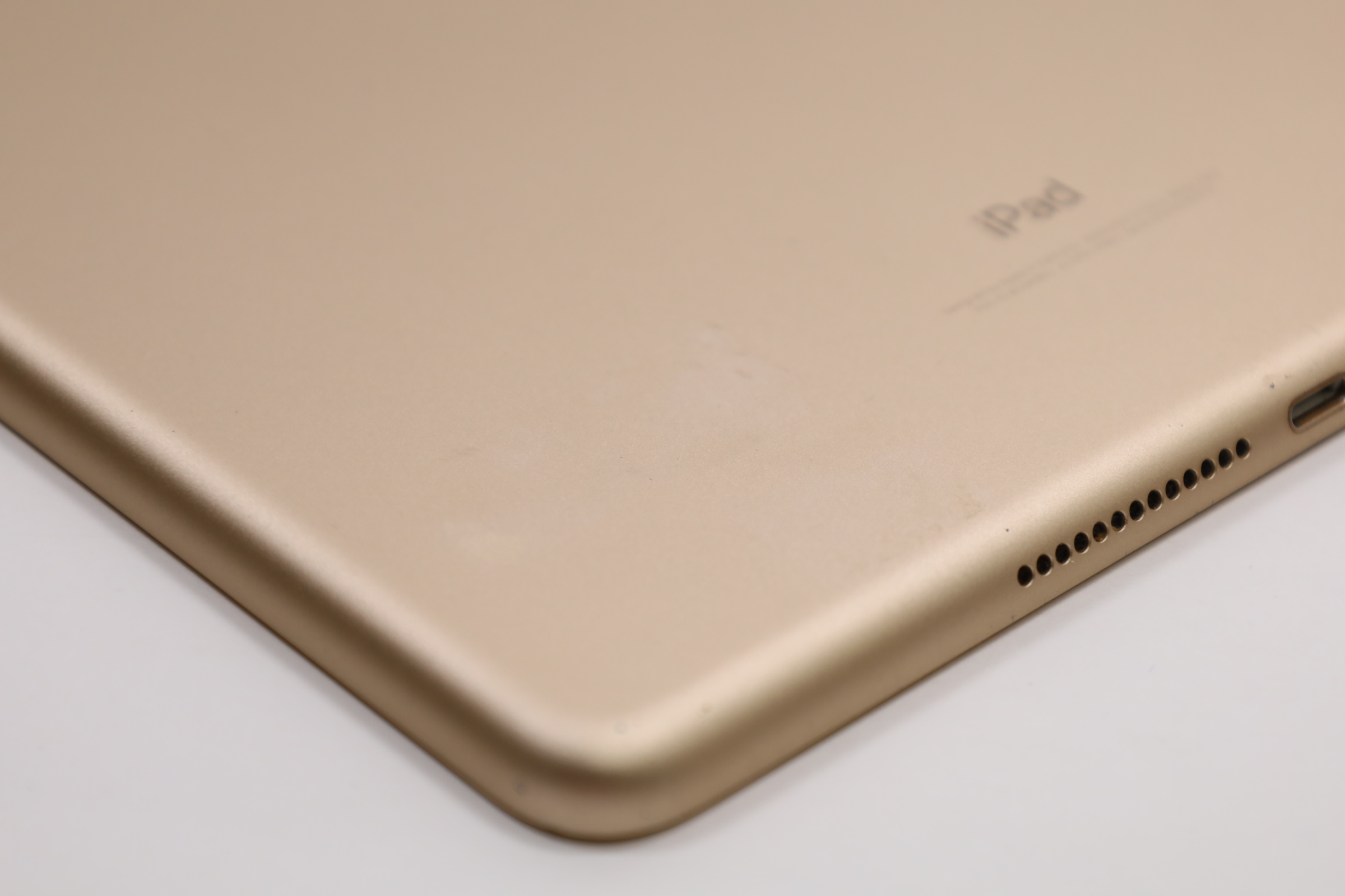 Apple iPad 5th Gen MPGT2LL/A 32GB Wi-Fi 9.7