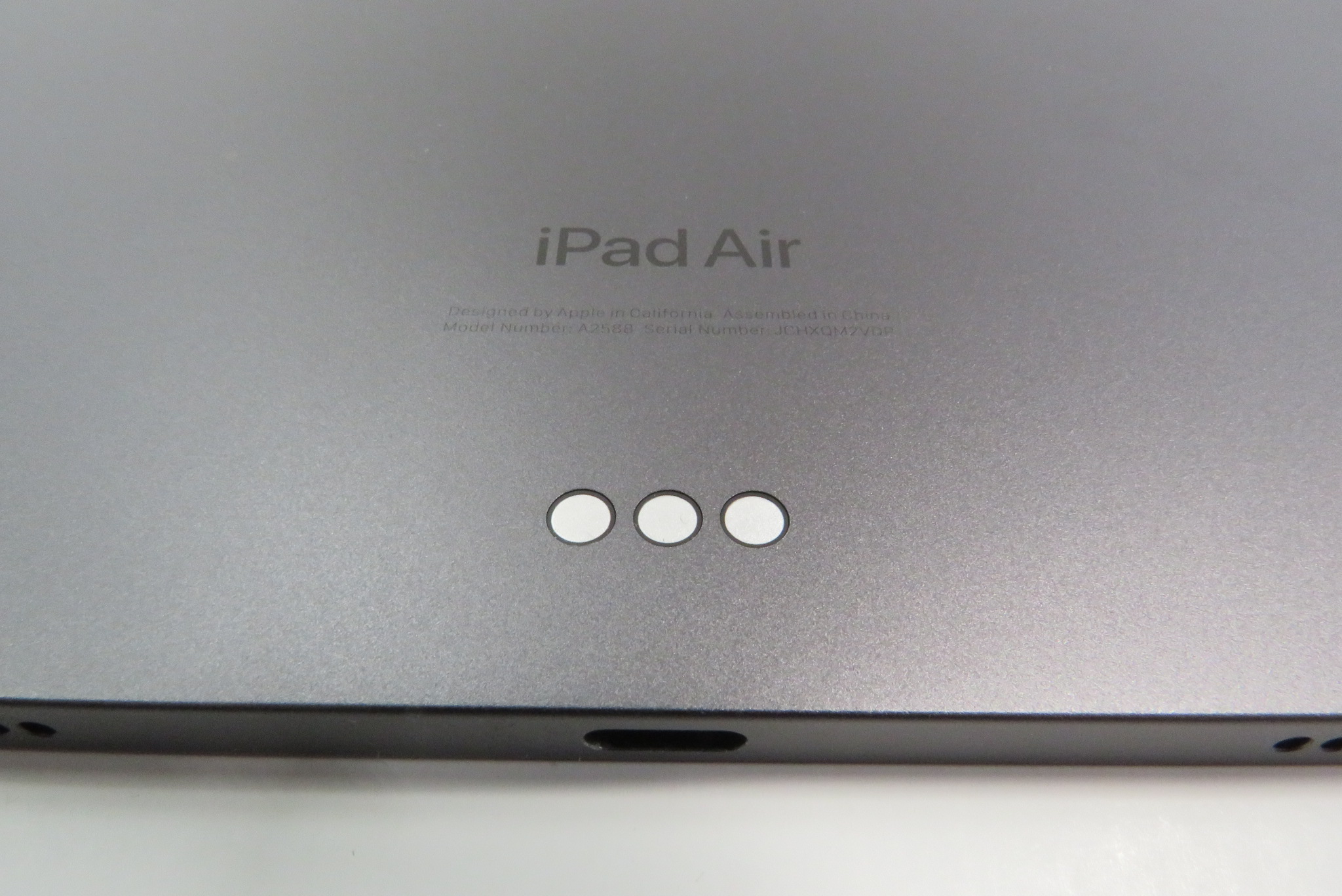 Apple iPad Air 5th Gen A2588 MM9C3LL/A Wi-Fi 64GB 10.9