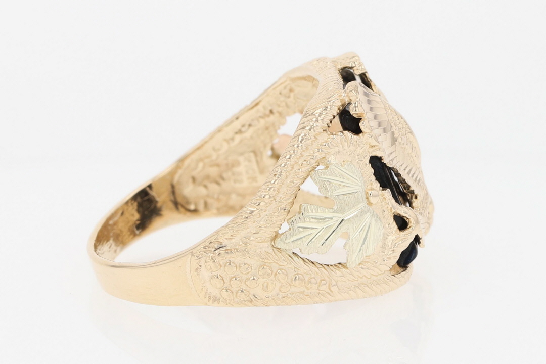 アクセサリー CALEE Eagle Motif Gold Tone Ring Black Hills Gold Dyed Onyx Eagle Leaves Men's Ring 10K Multi-Tone