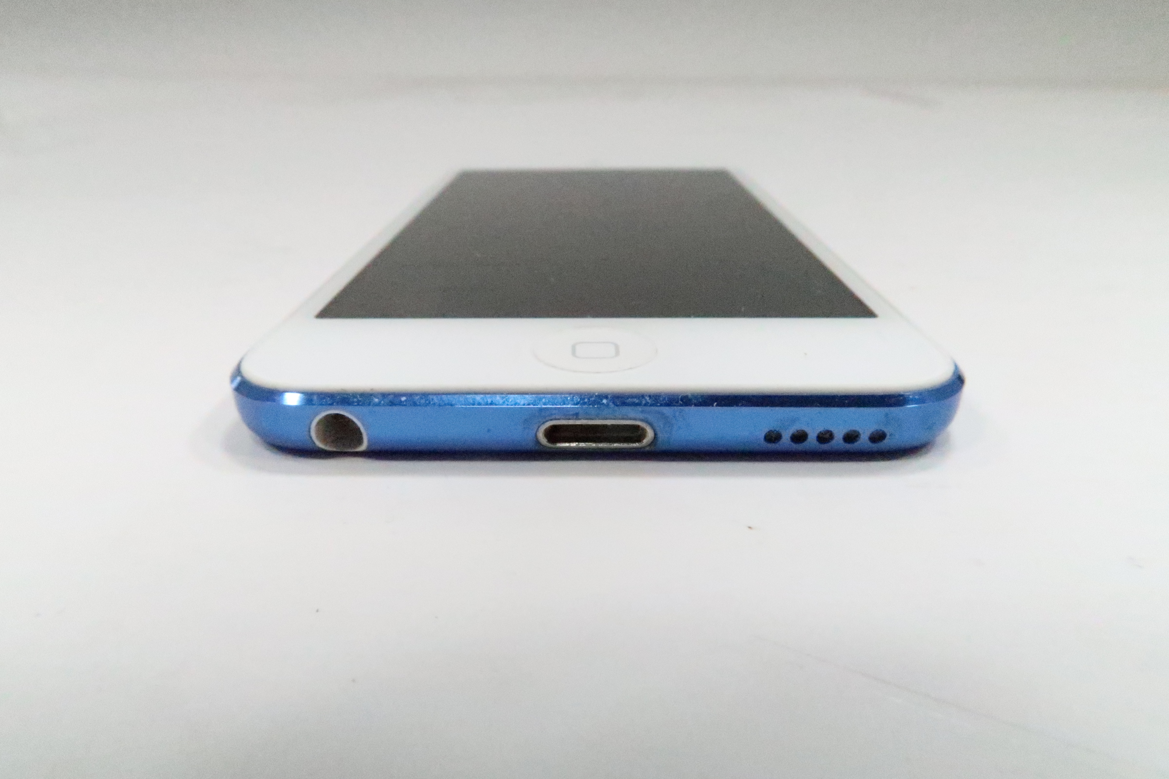 Apple MVHW2LL/A iPod Touch 7th Generation 32GB 4