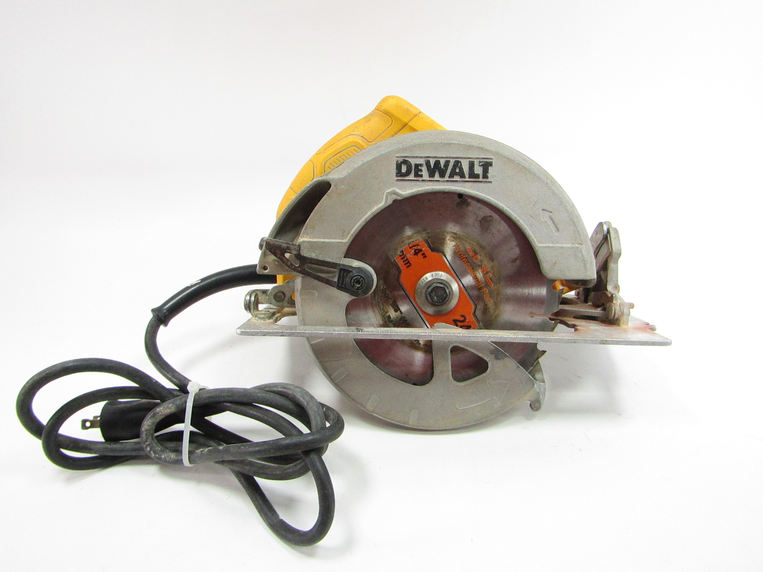 Amp Vs Volt Circular Saw: Which Power Tool Should You Choose?