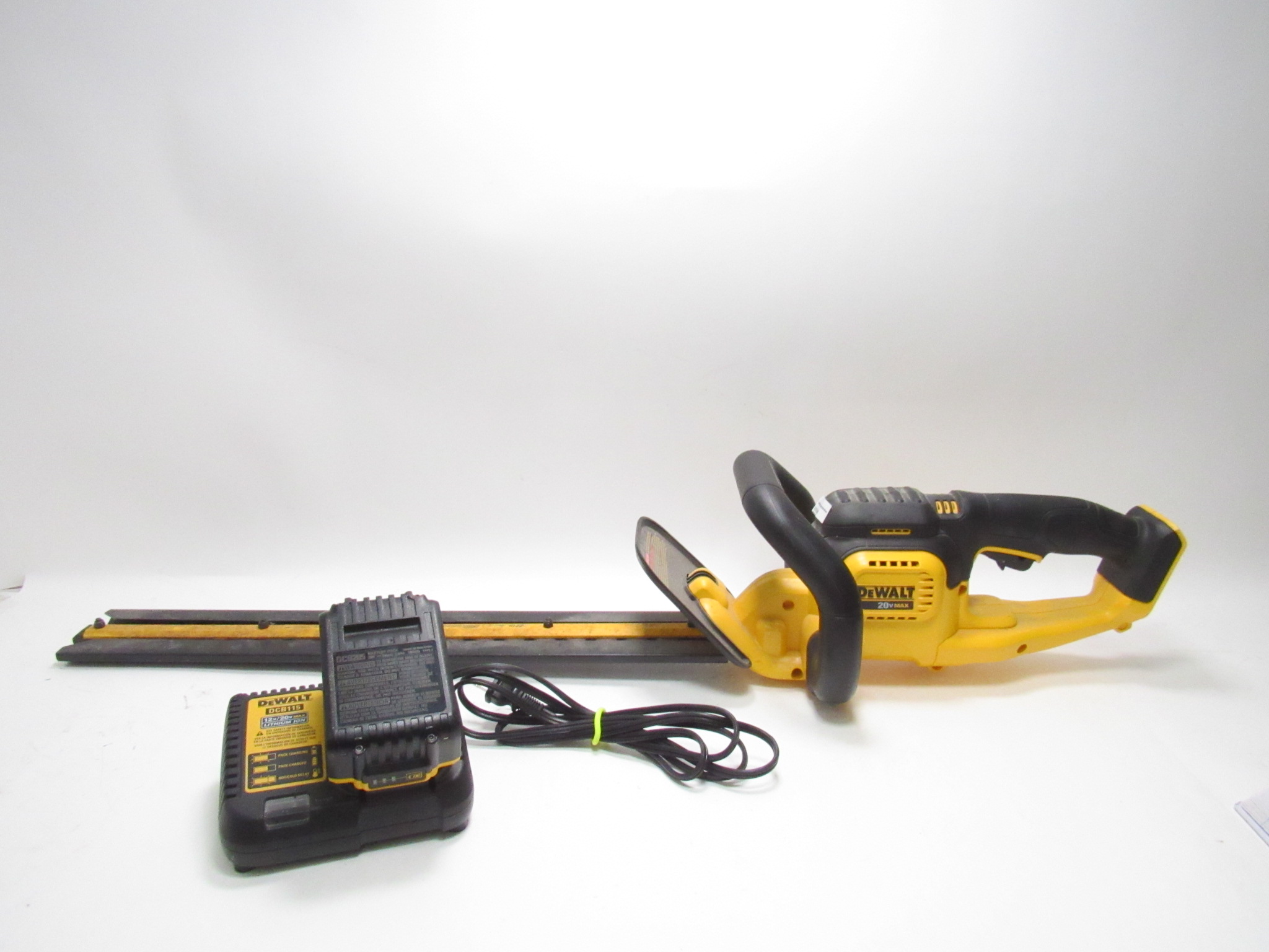 DeWalt DCHT820 22 Inch Hedge Trimmer 5Ah Battery Charger Set Local