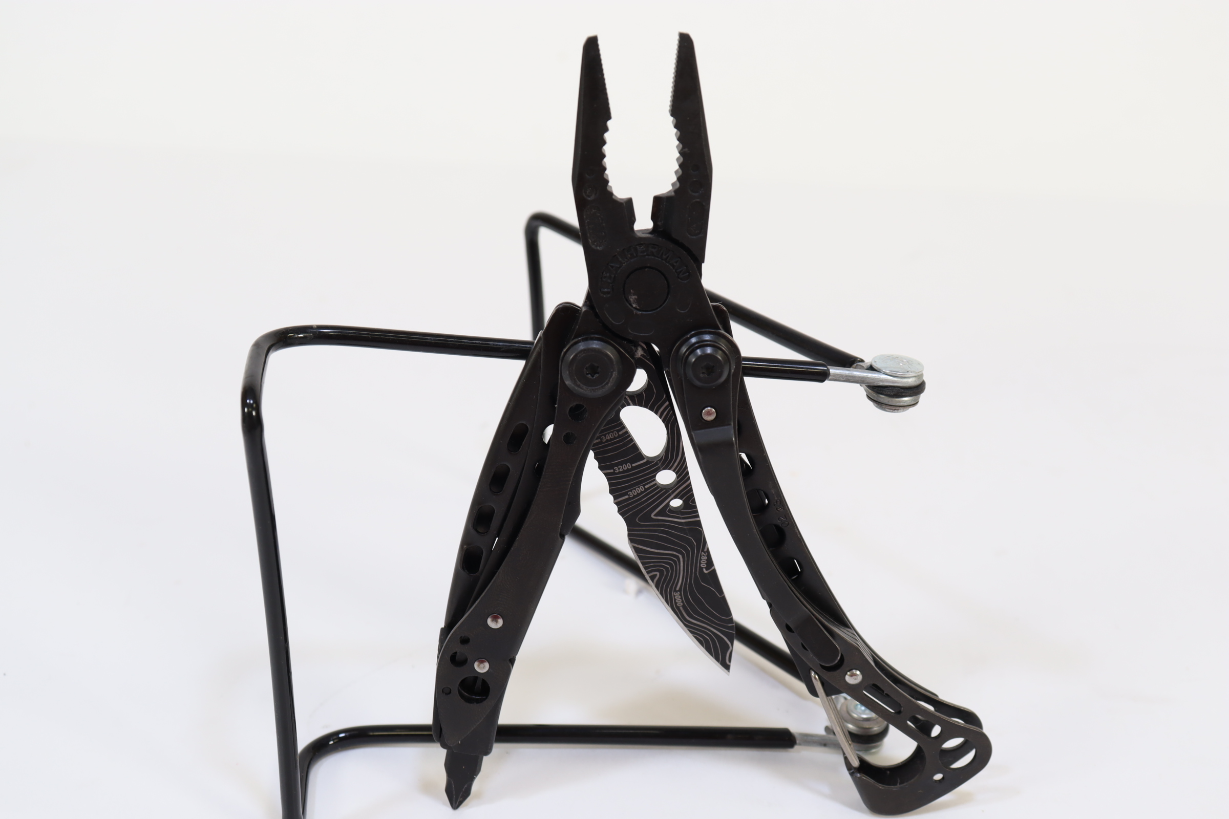 LEATHERMAN Skeletool 832419 Lightweight Multitool Combo Knife and Bottle Opener