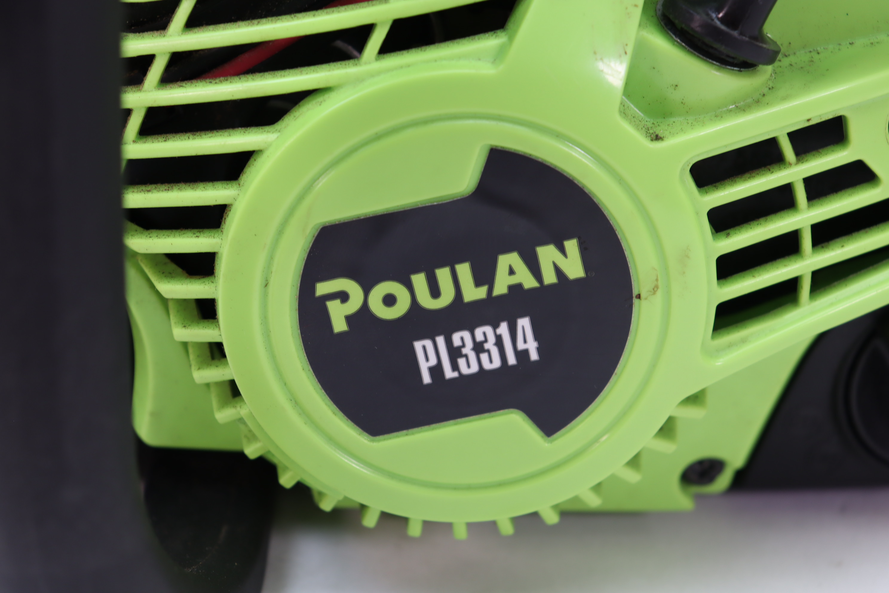 Poulan PL3314 33-cc 2-cycle 14-in Gas Chainsaw - Lightweight