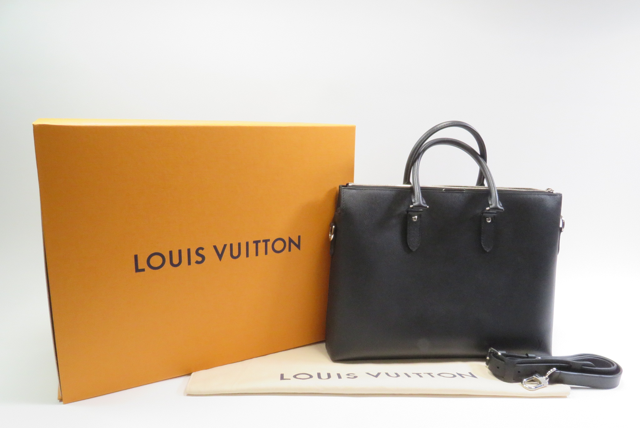 Louis Vuitton M33416 Anton Taiga Noir Briefcase Business Bag