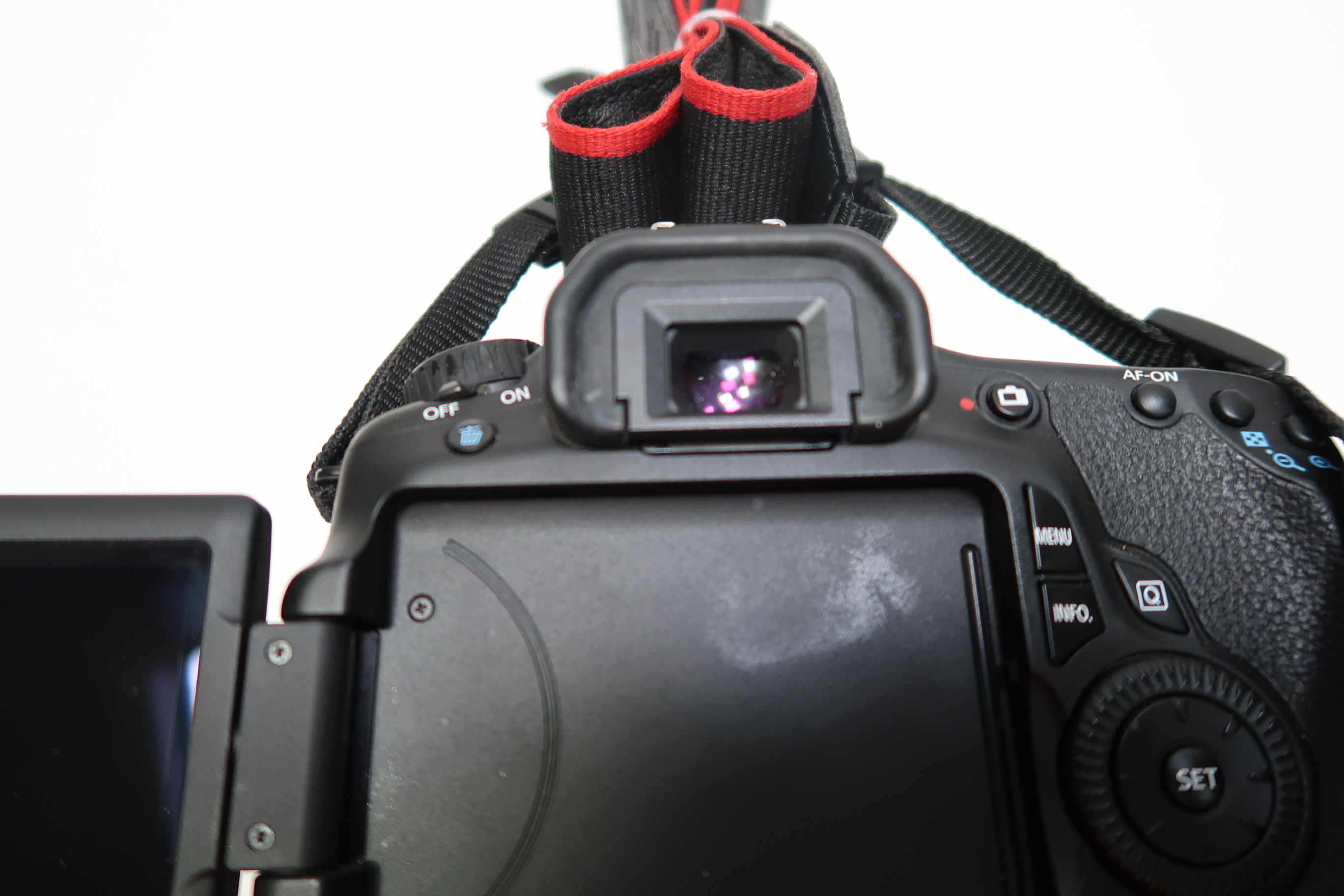 Canon EOS 60D DS126281 18 MP CMOS Digital SLR Camera Bundle 4051
