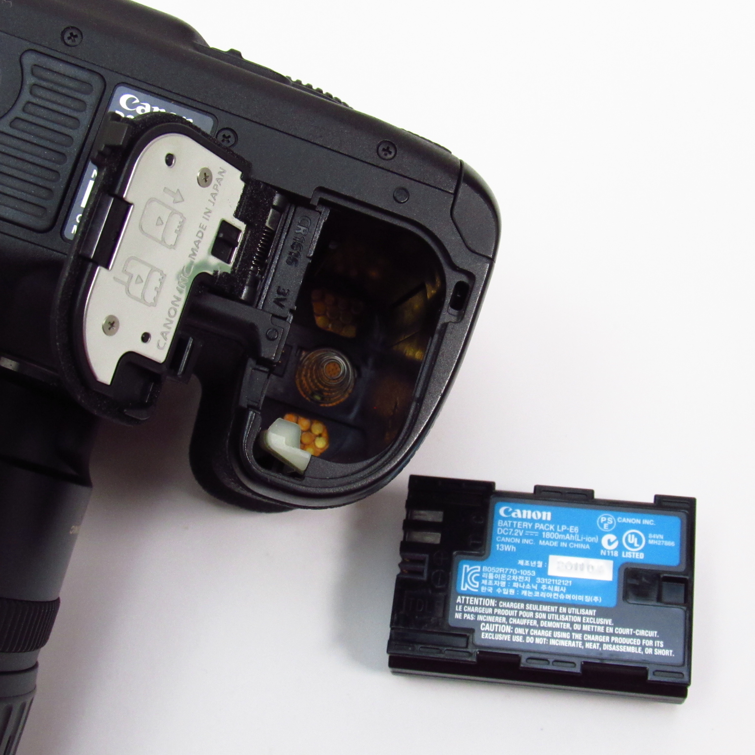 Canon EOS 7D (DS126251) 18MP APS-C DSLR Camera 28-135mm Lens Canon EOS 7D (DS126251) 18MP APS-C DSLR Camera 28-135mm Lens