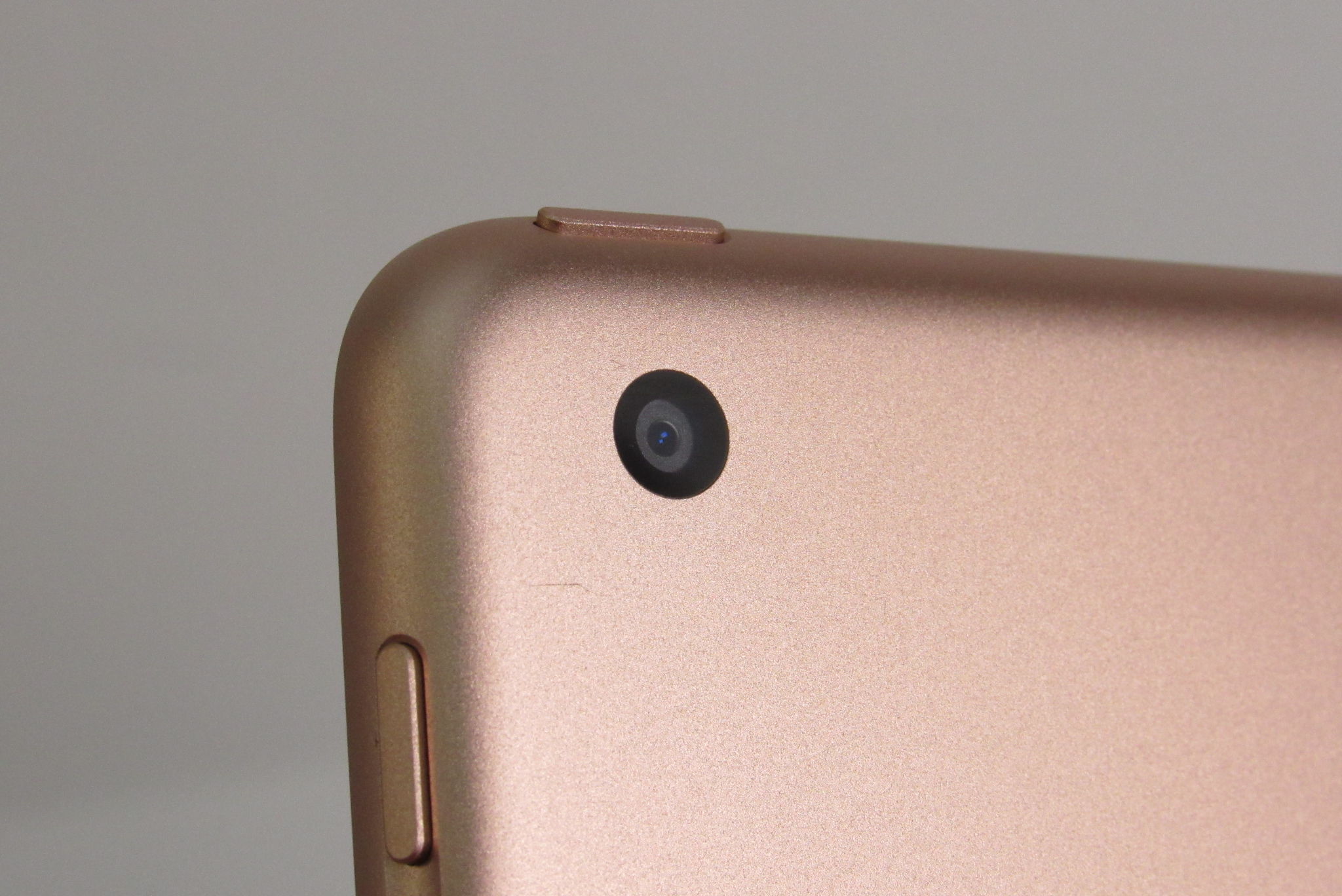 Apple iPad 7th Generation NW762LL/A 32GB 10.2'' Wi-Fi Tablet - Gold