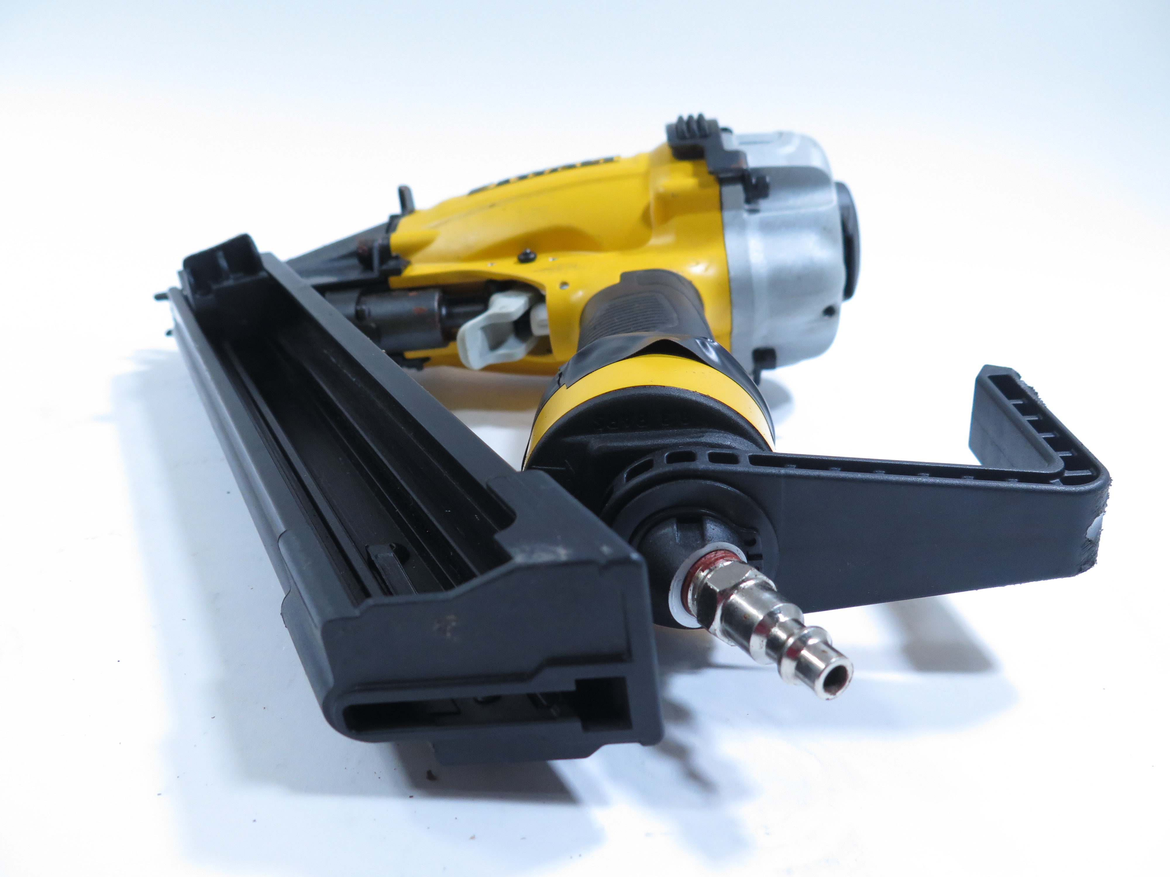 DeWalt DWMC150 35Degree Pneumatic Metal Connector Nailer 7171