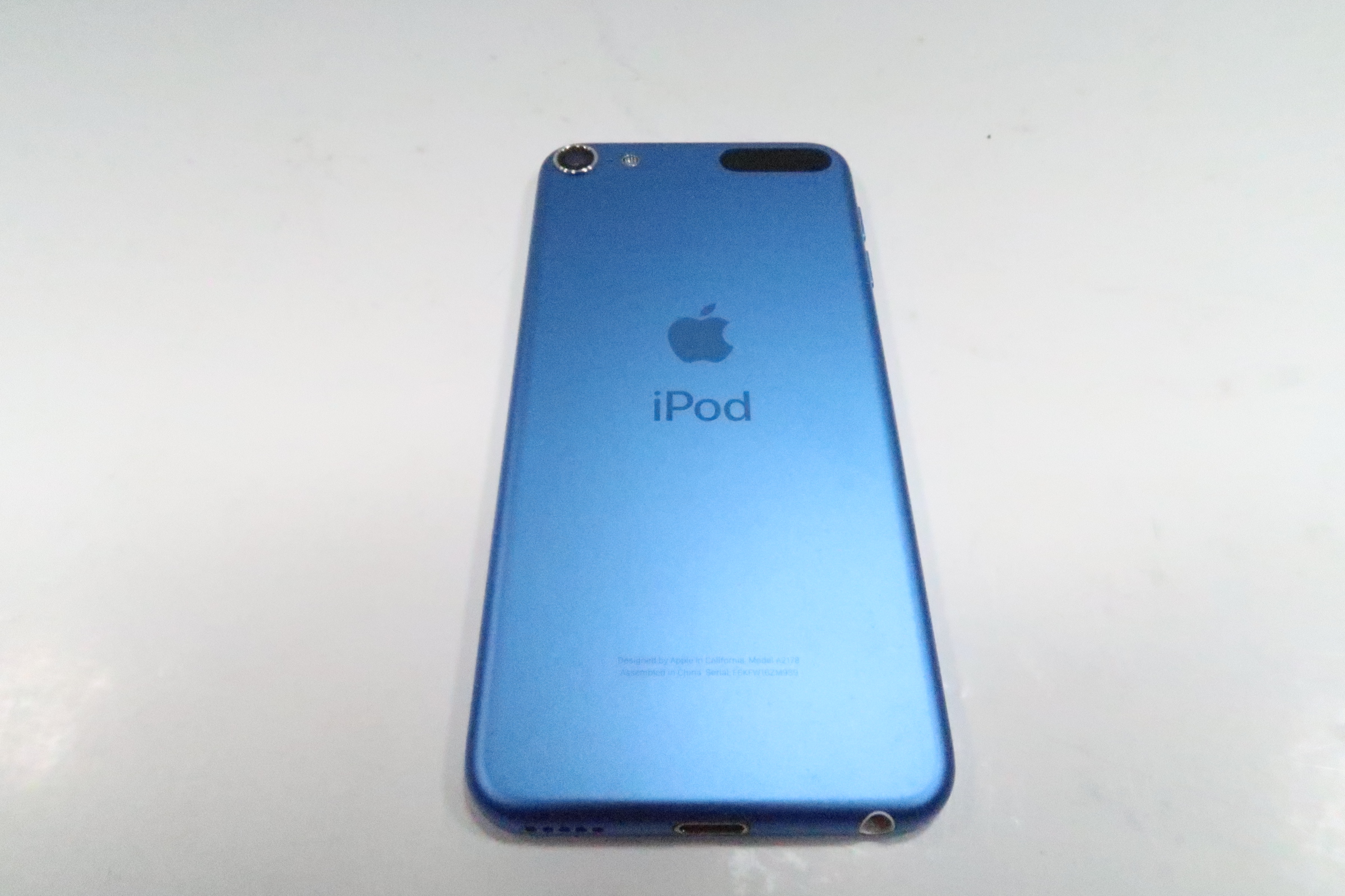 Apple MVHW2LL/A iPod Touch 7th Generation 32GB 4