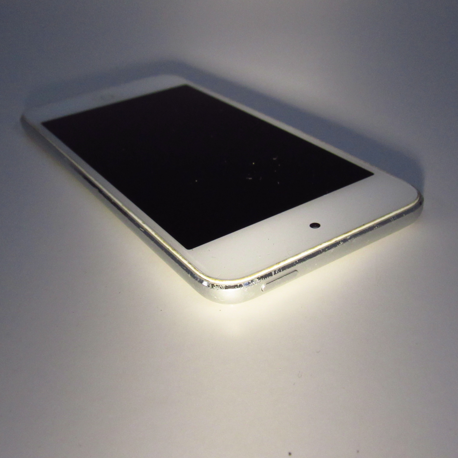 Apple iPod Touch 6th Generation A1574 16GB Music MP3 Player