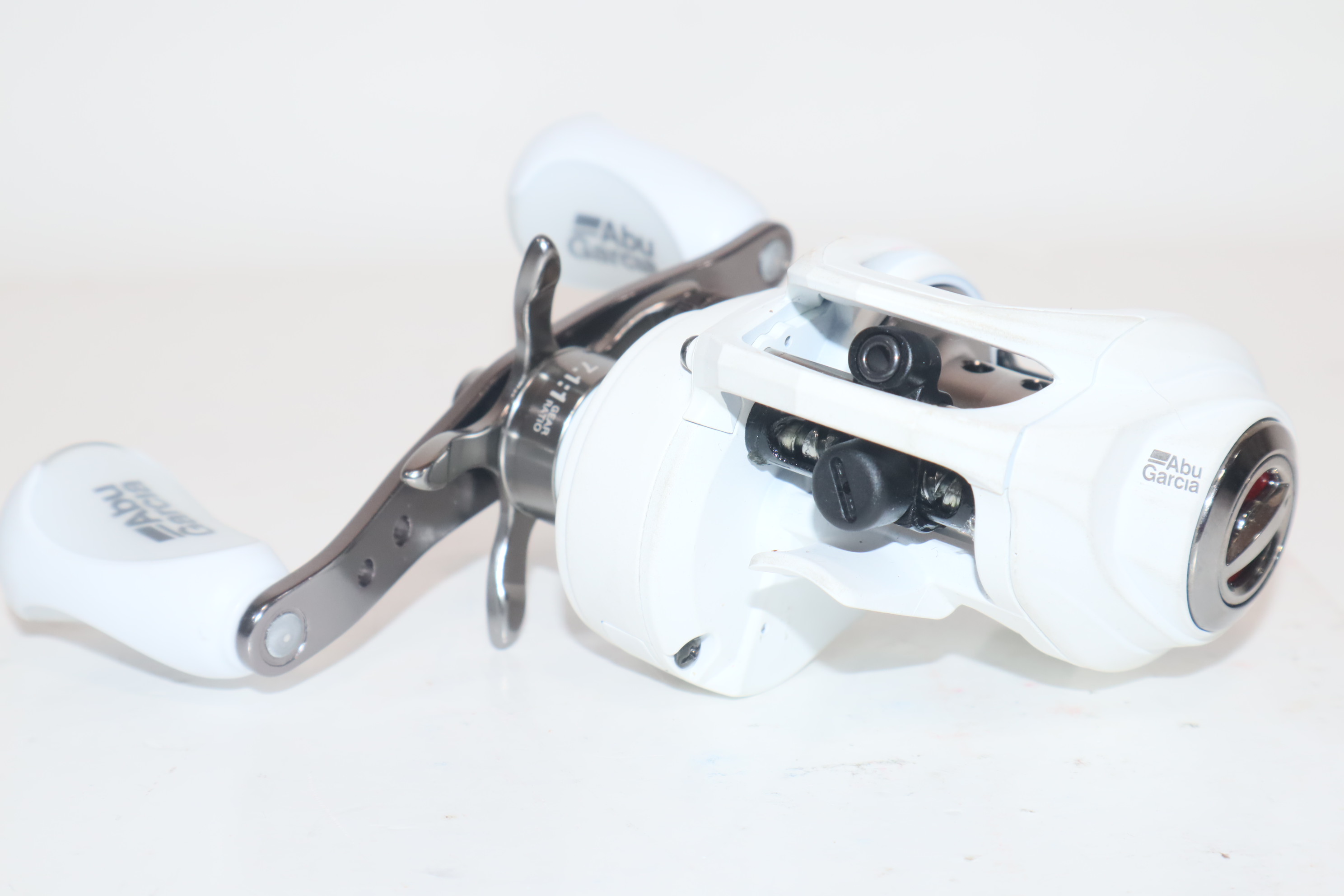 Abu Garcia Zata V White/Black Left Handle Position Low Profile