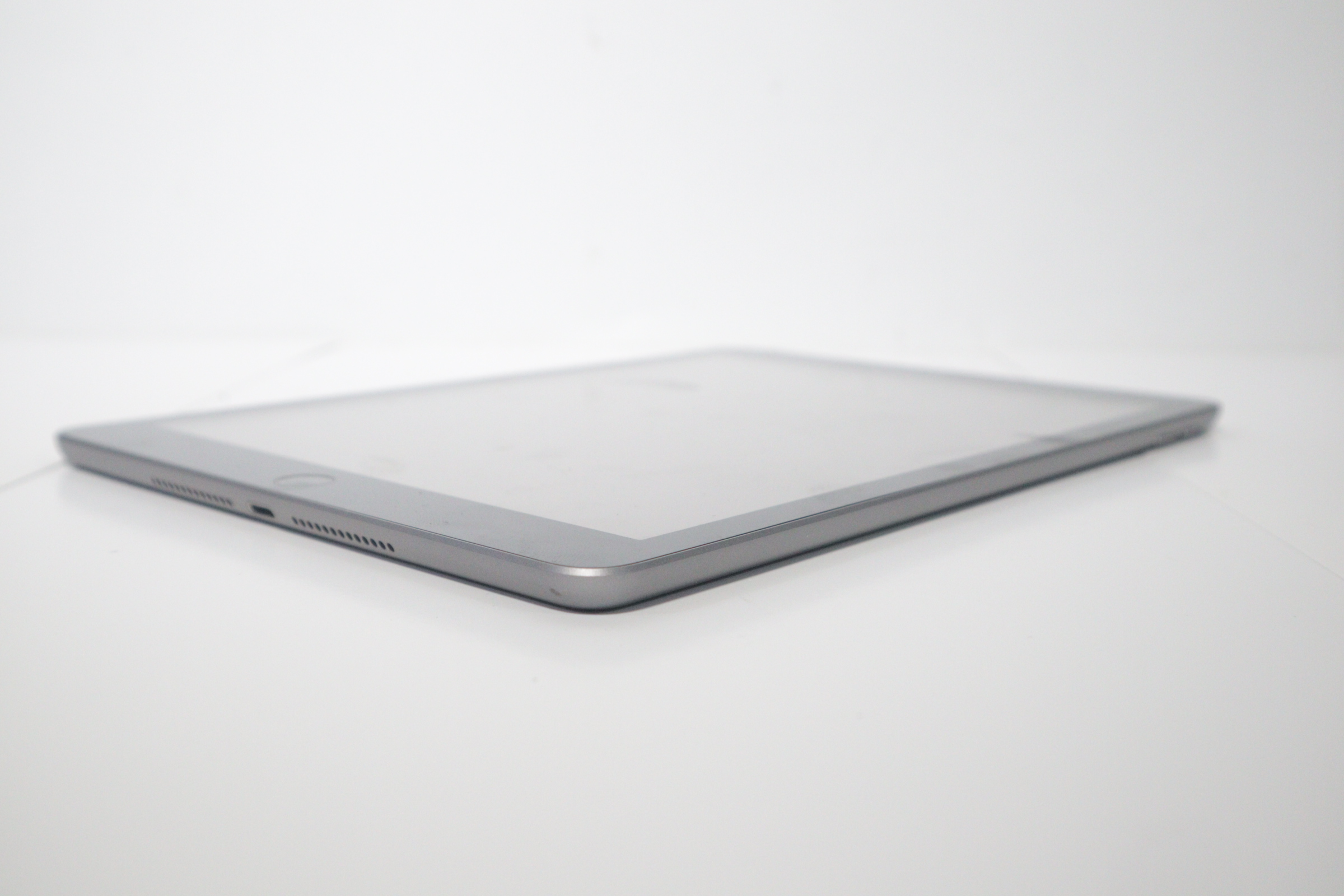 Apple iPad Gen 5 MP2F2LL/A Silver 32GB 9.7