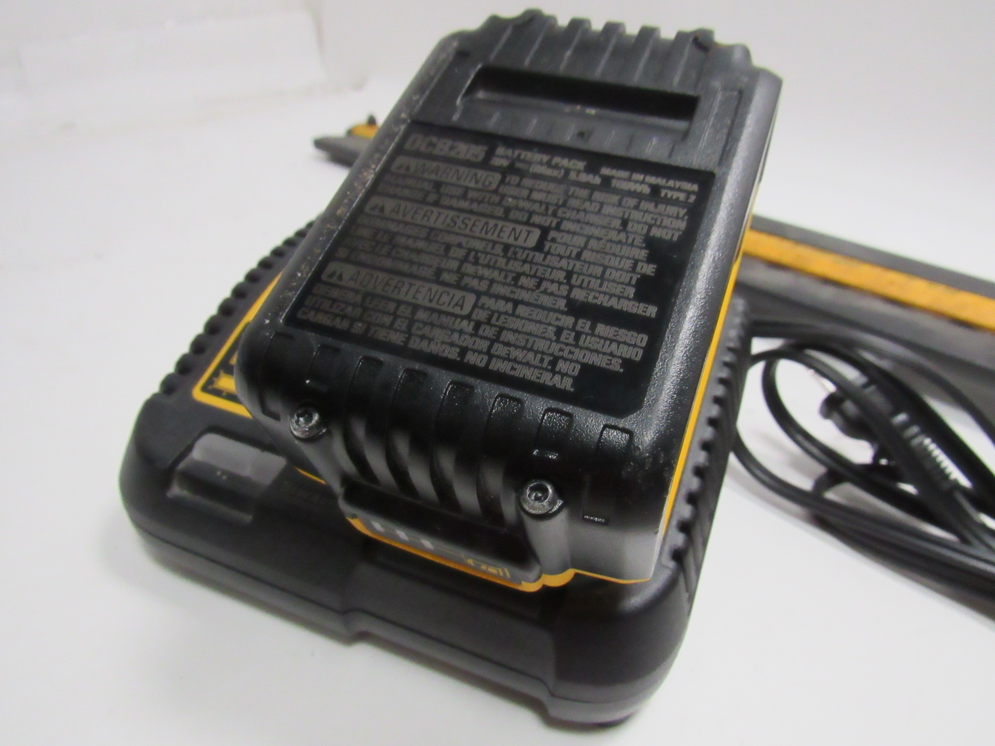 DeWalt DCHT820 22 Inch Hedge Trimmer 5Ah Battery Charger Set Local
