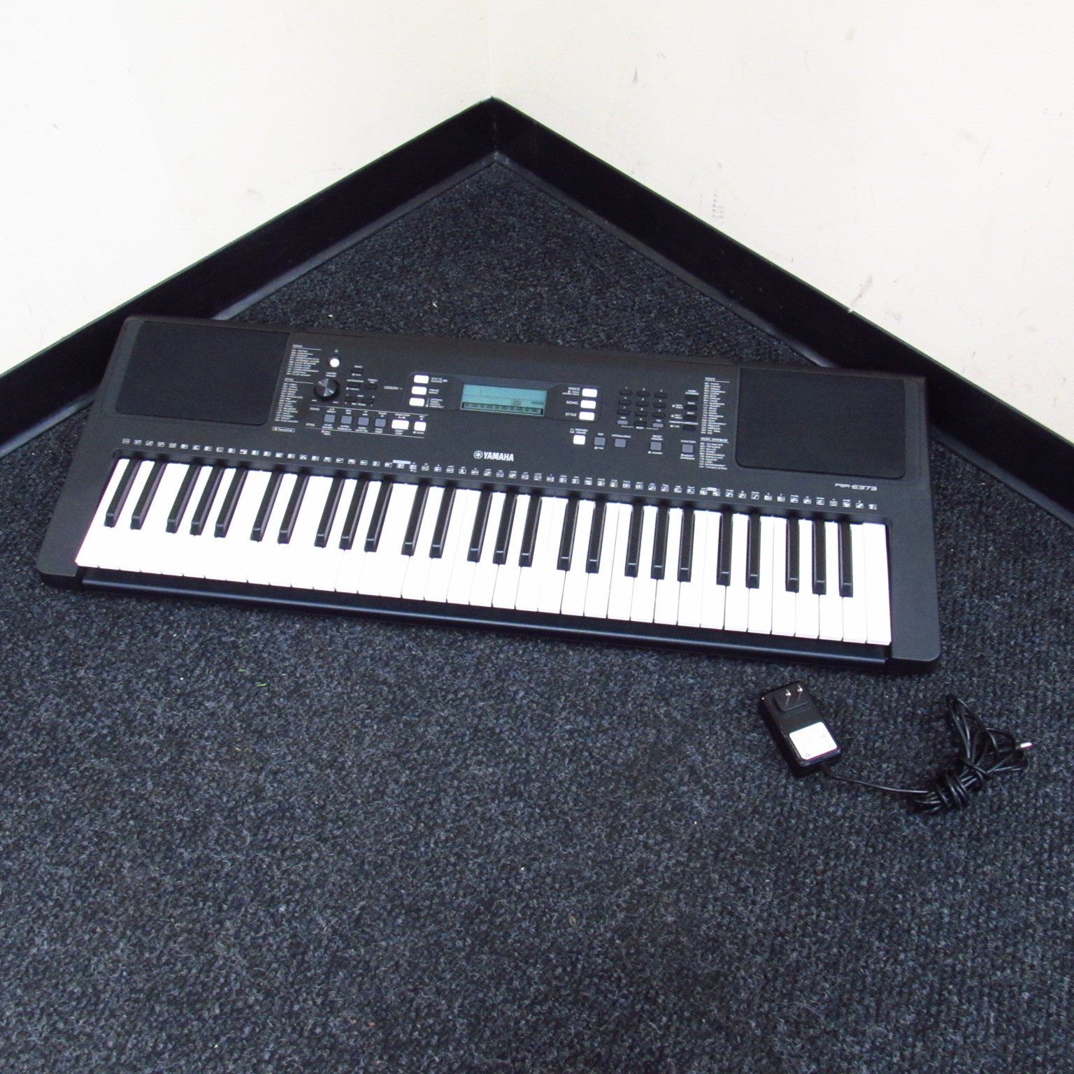 Yamaha PSRE373 61Key TouchSensitive Portable Piano Keyboard Pick