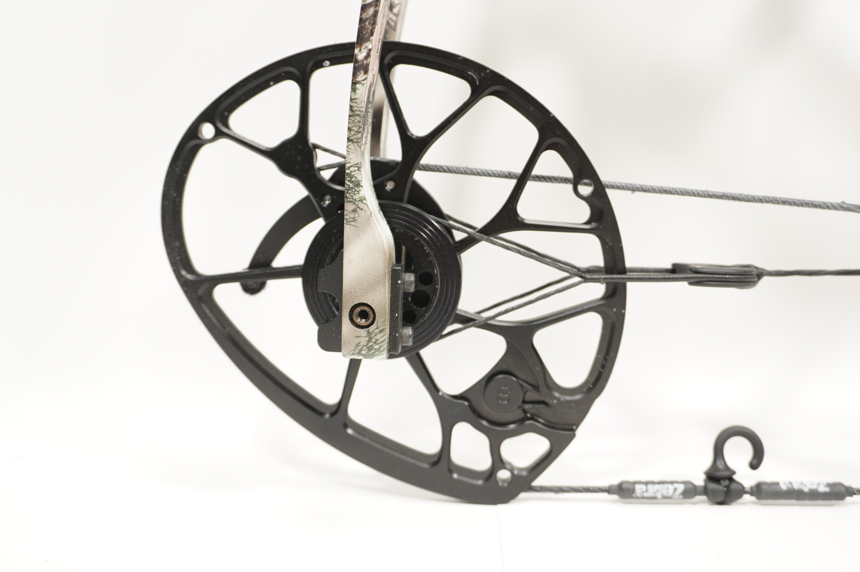Mathews Triax RH Compound Bow 70/28 - HHA Sports Tetra One Pin Sight