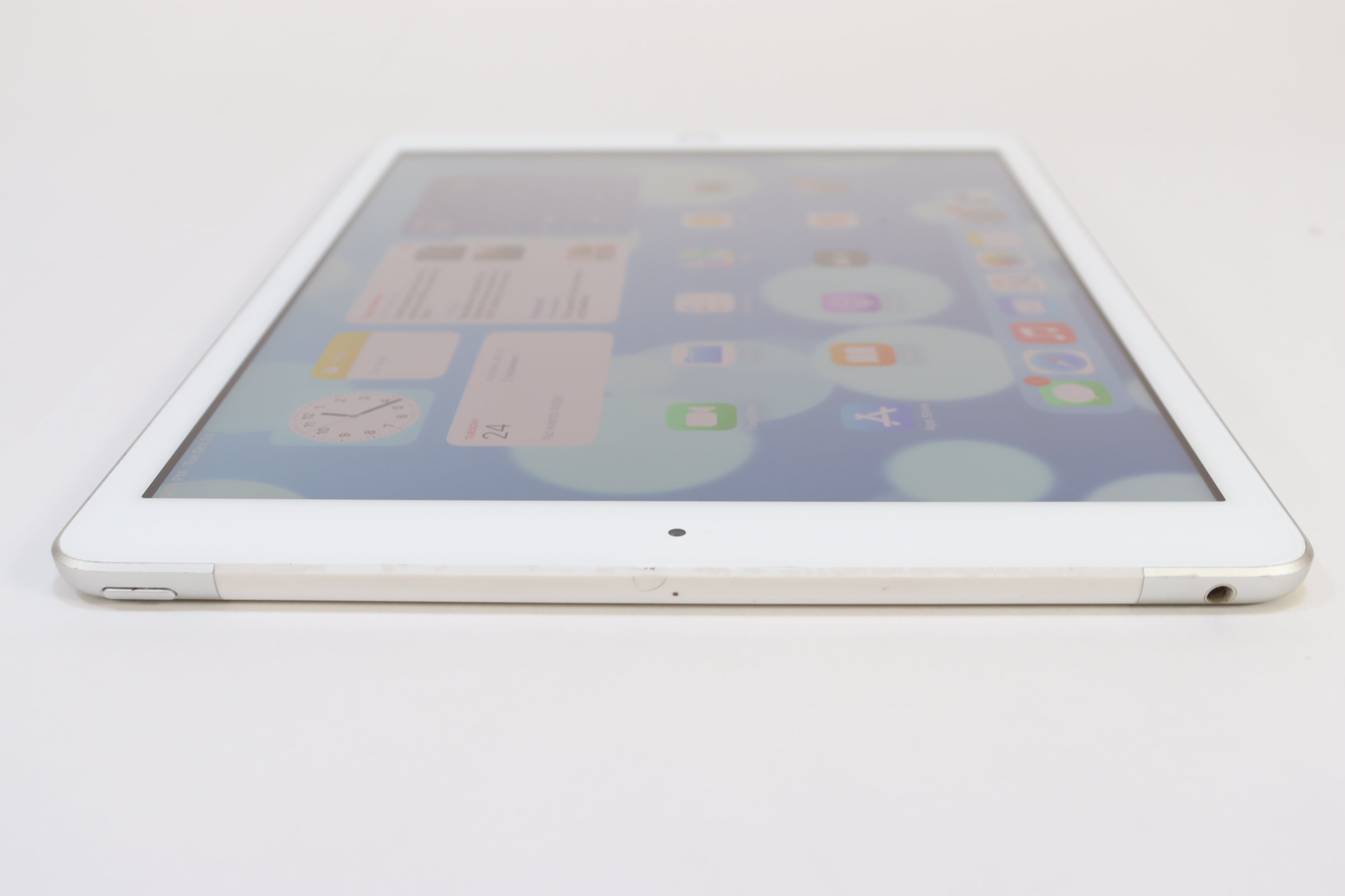 Apple iPad 8th Gen MYMQ2LL/A 32GB Wi-Fi + Cellular 10.2