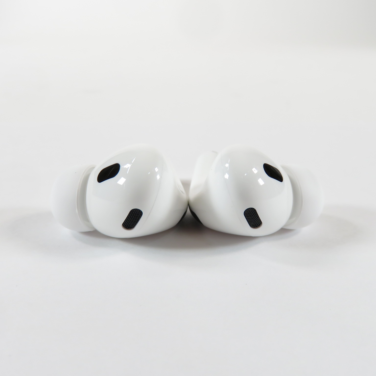 Apple AirPods Pro 2nd Gen Active Noise Cancelling Wireless Earbuds