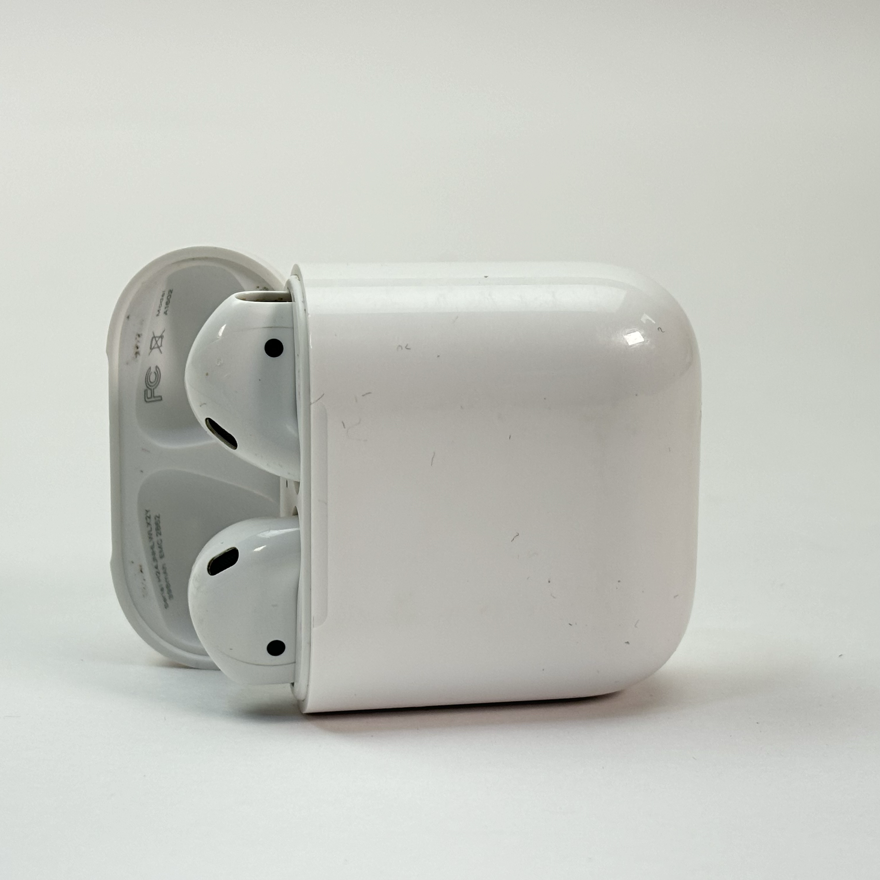 Apple AirPods with Charging Case 第2世代 Apple AirPods with Charging Case 第2世代 MV7N2J/A 価格比較