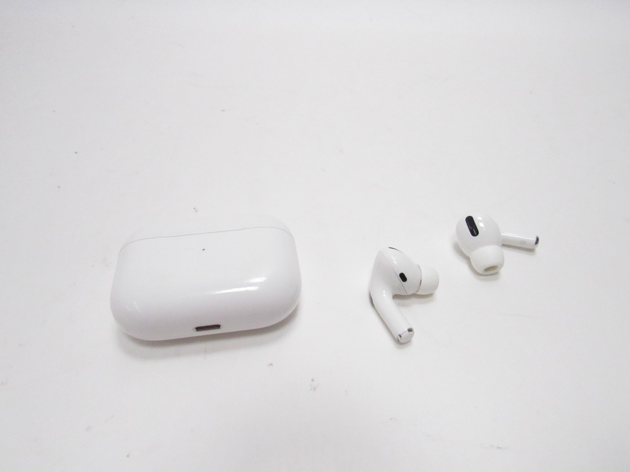 Apple AirPods A2190 Portable Bluetooth White Body Earbuds
