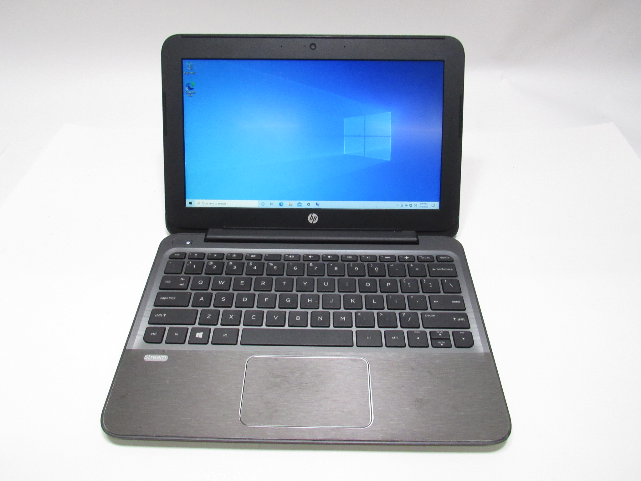 Portátil HP Stream 13-c010nr - Pantalla 13", Intel Celeron, 2GB RAM, 32GB EMMC, Windows 11 Pro (USADO)