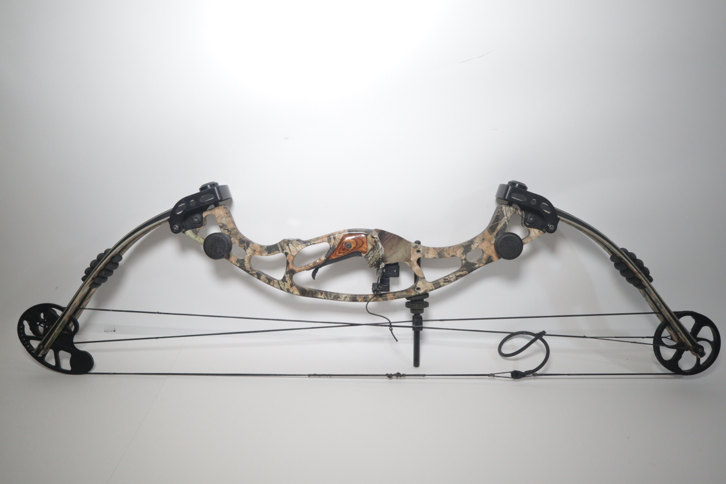 Hoyt USA XT2000 Camouflage 70 Lbs. Draw Weight / 28