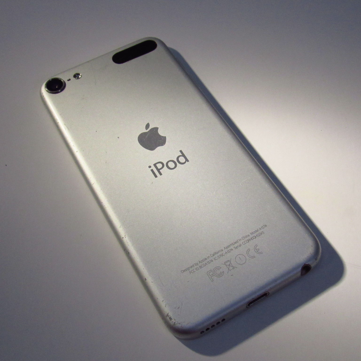 Apple iPod Touch 6th Generation A1574 16GB Music MP3 Player