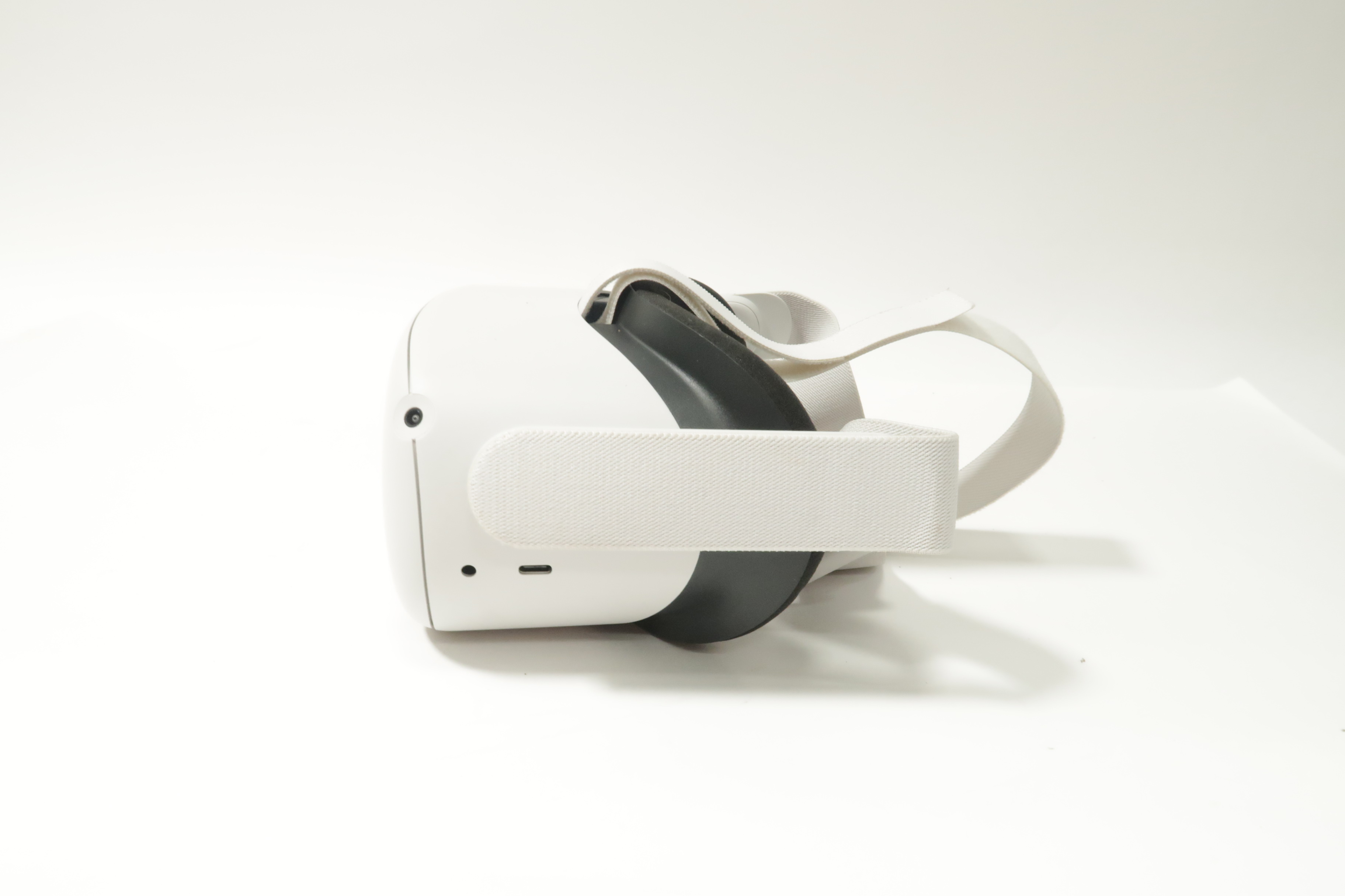 Oculus KW49CM 256GB AllinOne VR Headset White Quest 2 7207