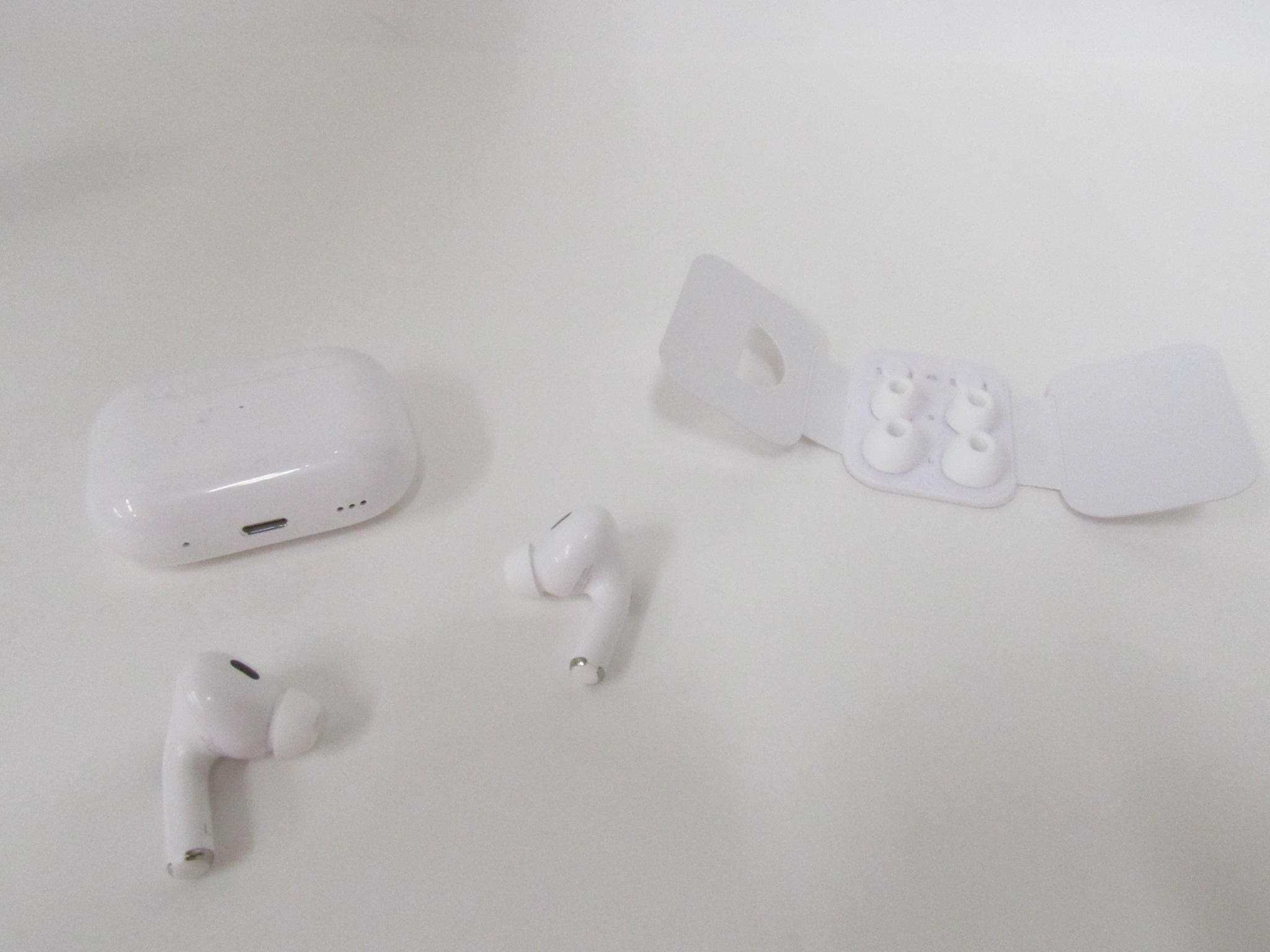 Apple A2698 MQD83AM/A AirPods Pro 2nd Gen Wireless Bluetooth Apple A2698 MQD83AM/A AirPods Pro 2nd Gen Wireless Bluetooth