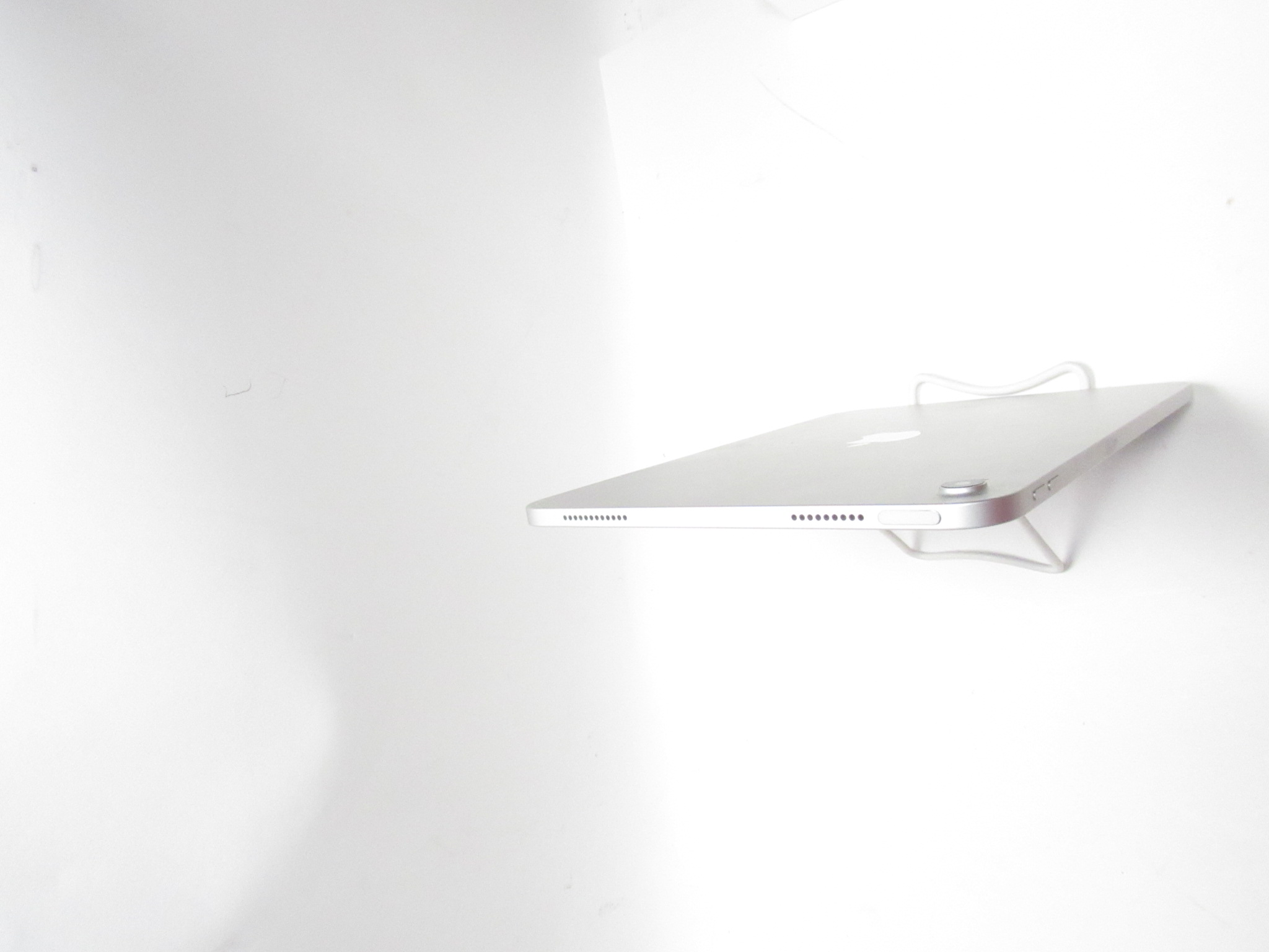 Apple iPad 10th Generation MPQ03LL/A A2696 64GB Wi-Fi Silver 10.9