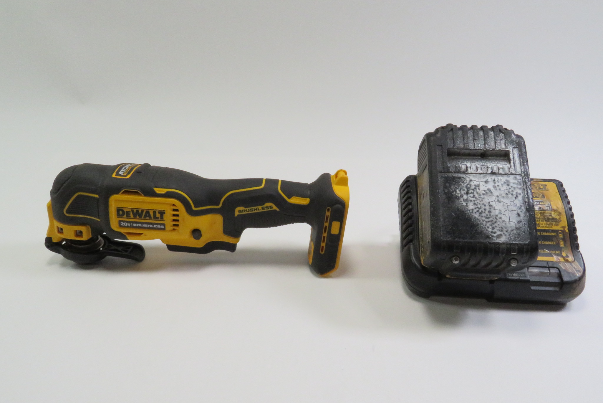 DeWalt DCS354 ATOMIC 20V MAX Cordless Brushless Oscillating Multi-Tool Kit