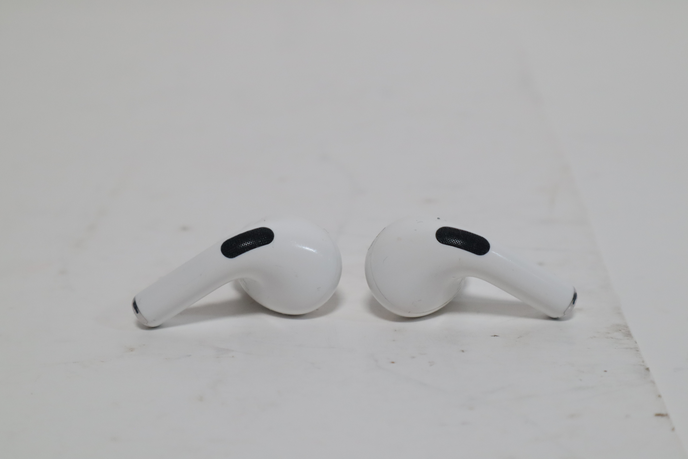 Apple MQD83AM/A Airpods Pro 2nd Gen Noise Cancelling Wireless