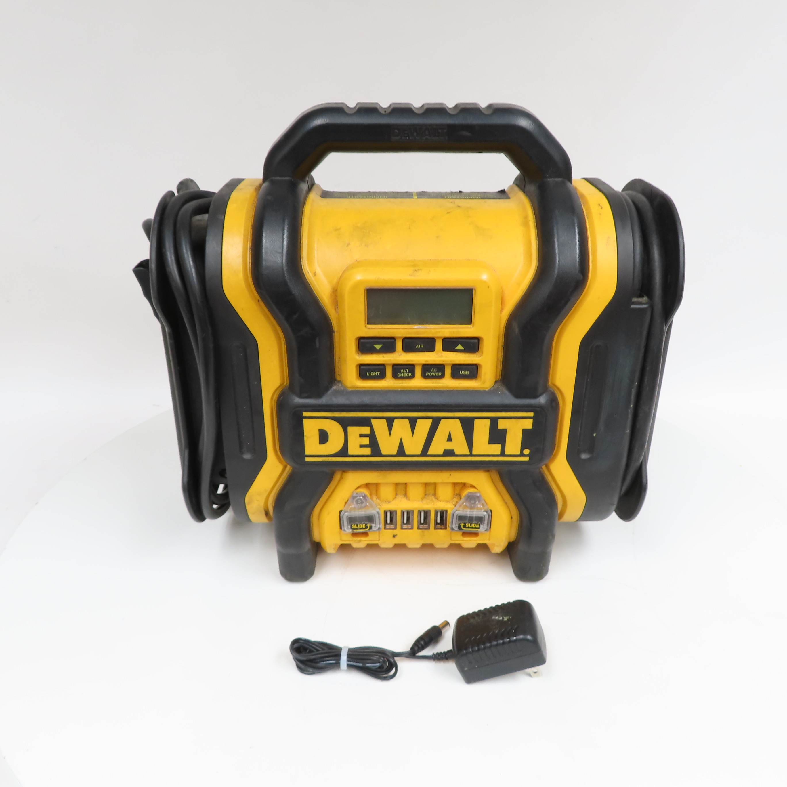 DeWalt DXAEPS14 1600 Amp 12V Automotive Jump Starter/Power Station