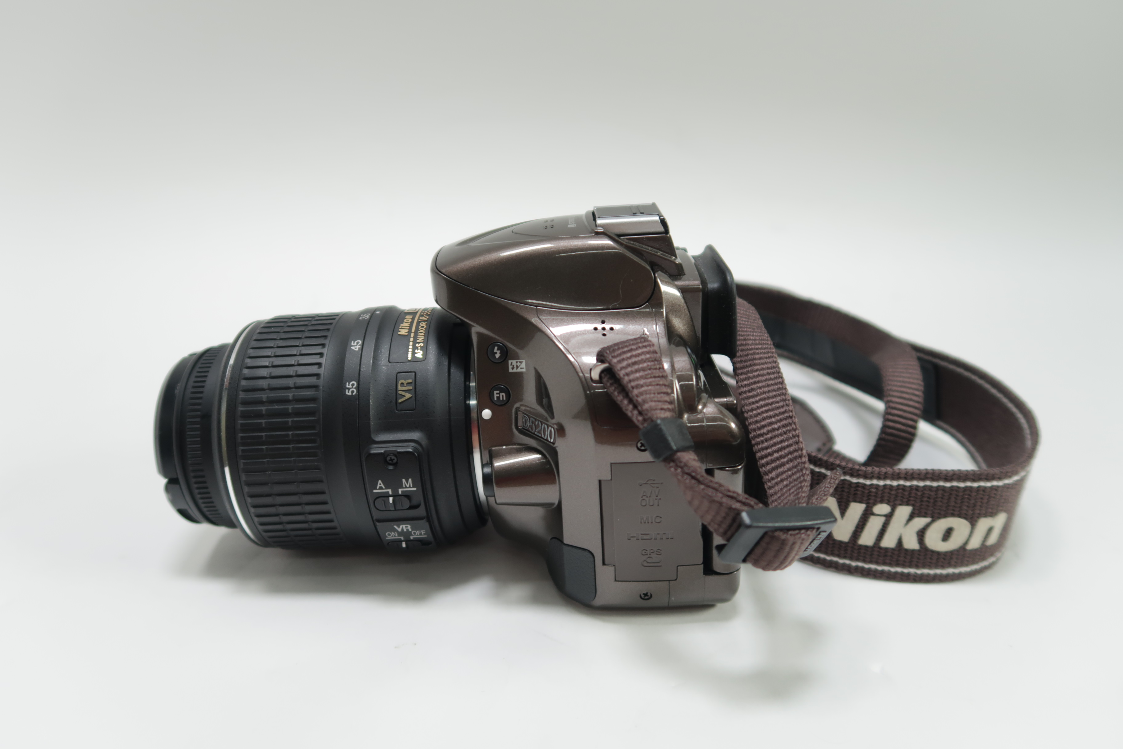 Nikon D5200 24.1MP DX-format CMOS 3-Inch Vari-Angle LCD Digital