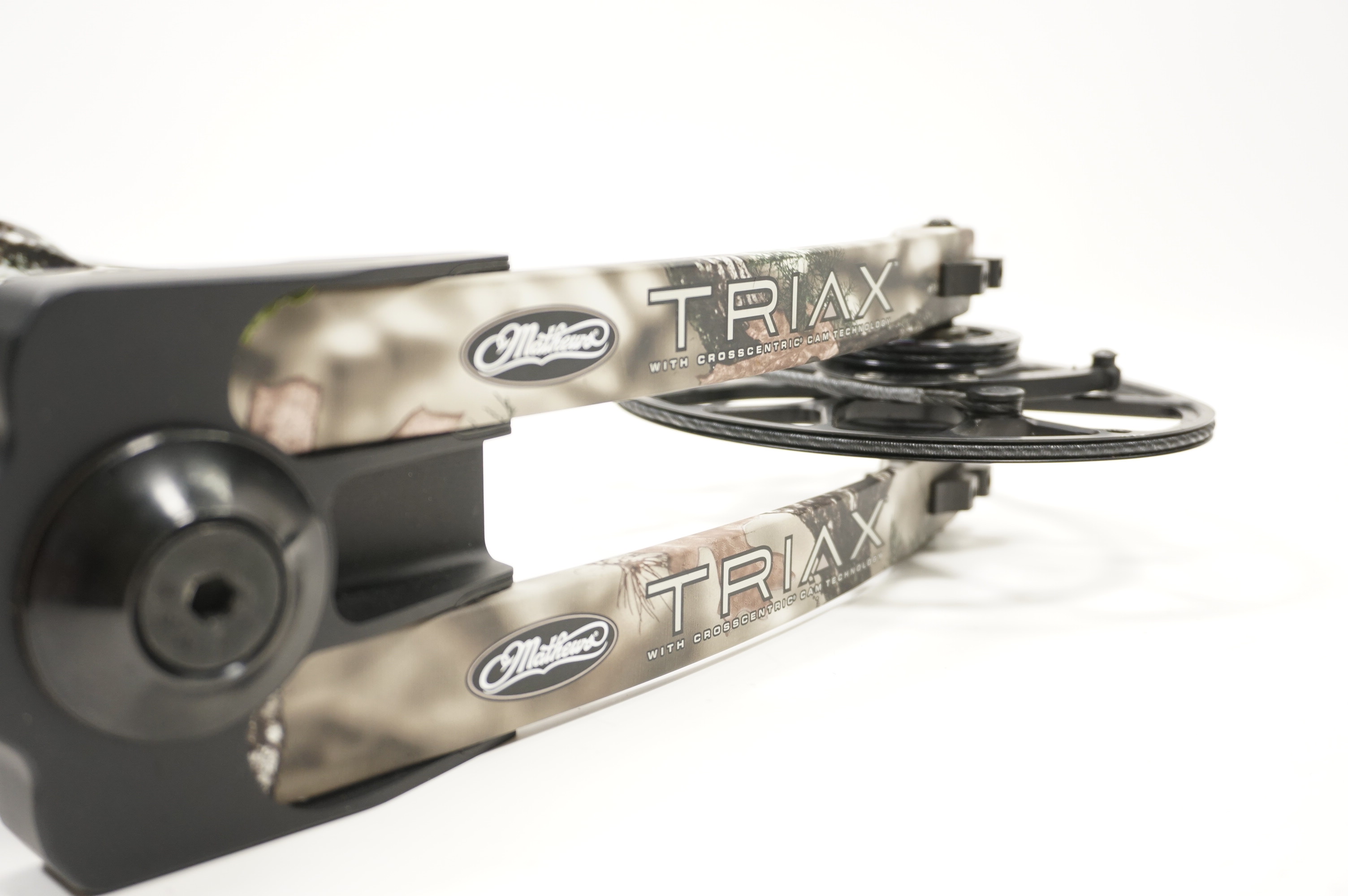 Mathews Triax RH Compound Bow 70/28 - HHA Sports Tetra One Pin Sight