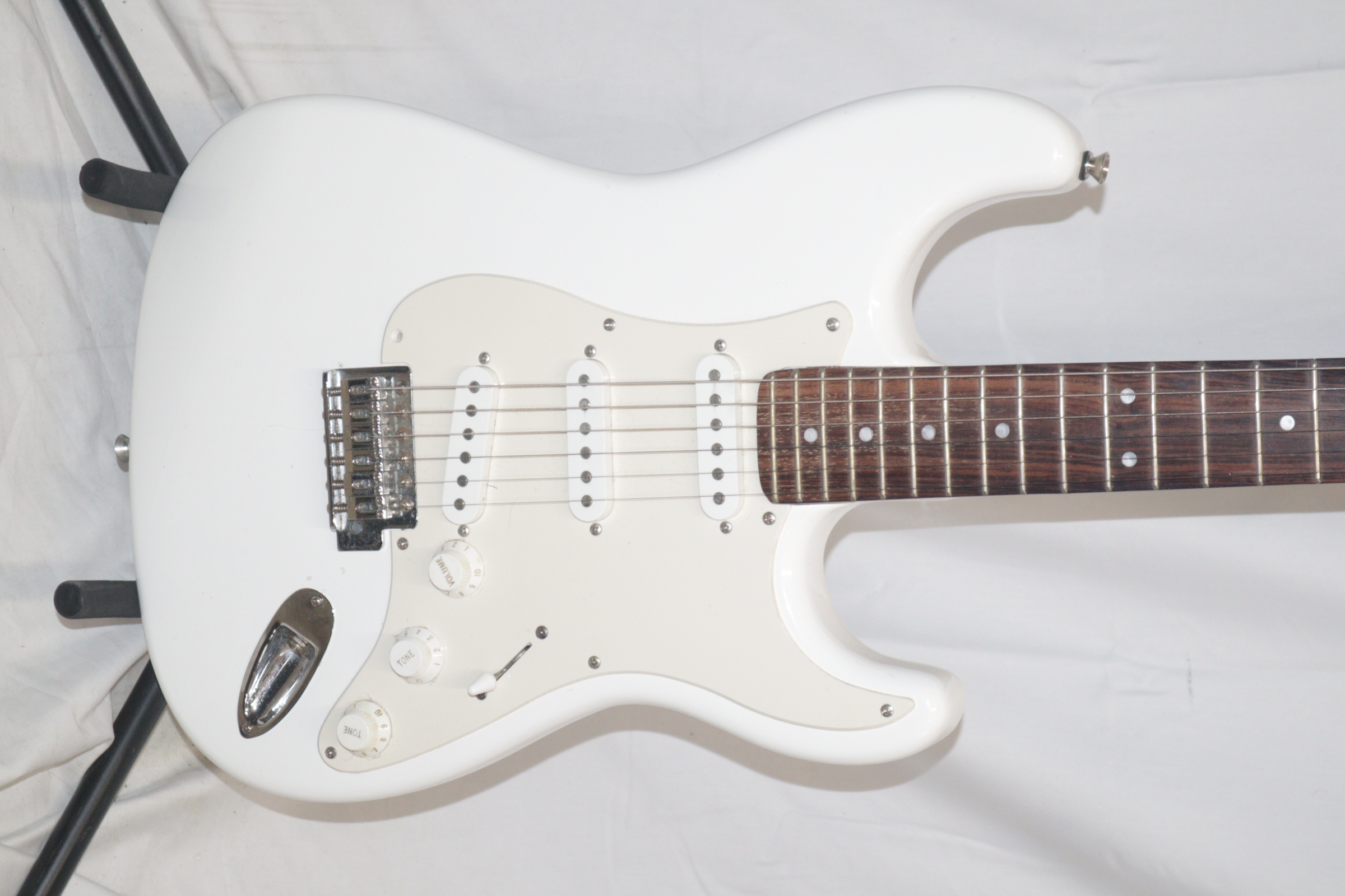 【ソフトケース付き】squier BULLET ストラト白【2010年製】 Squier by Fender Stratocaster Bullet Series Arctic White 6String