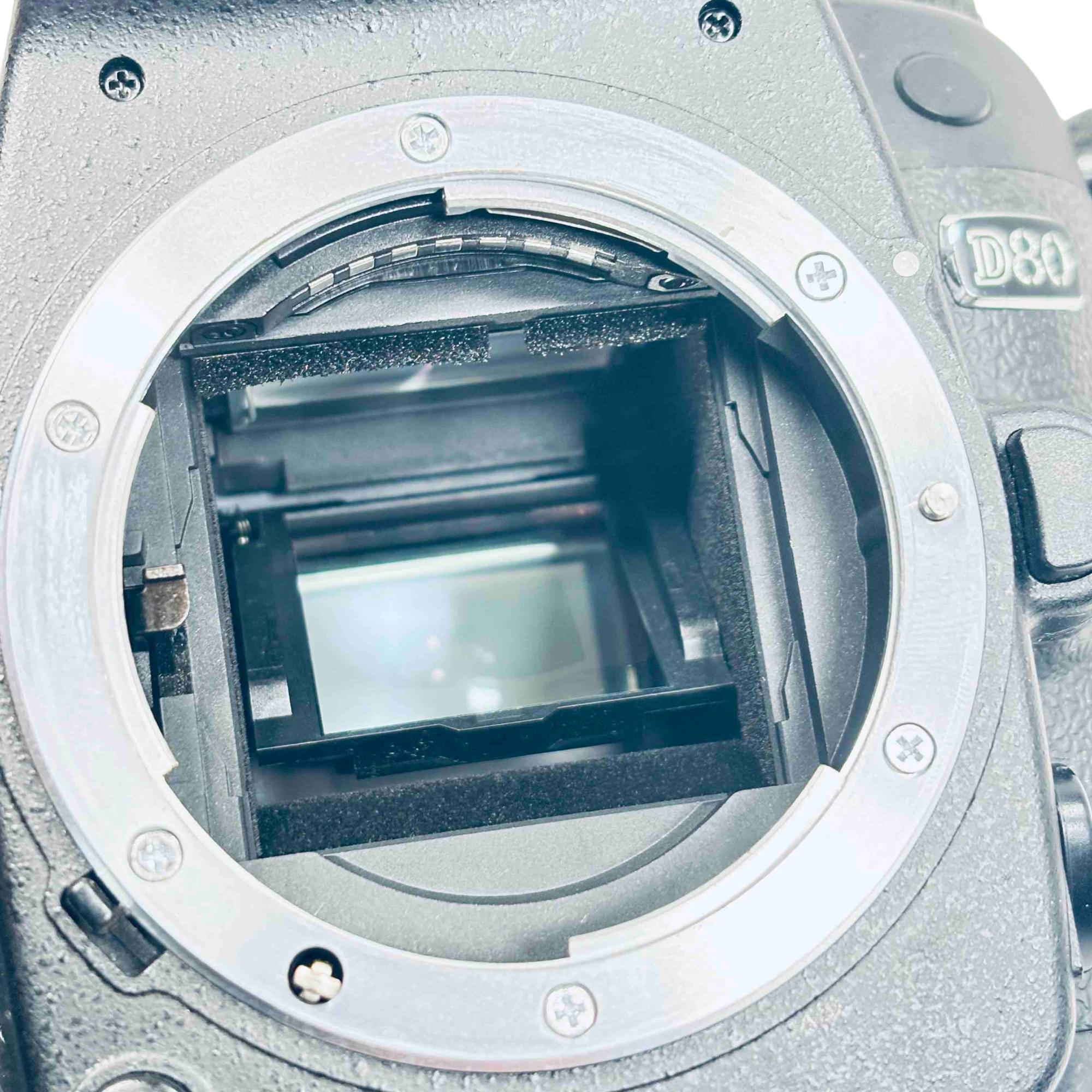 Nikon D80 10.2MP DSLR Camera AF-S DX NIKKOR 18-200mm f/3.5
