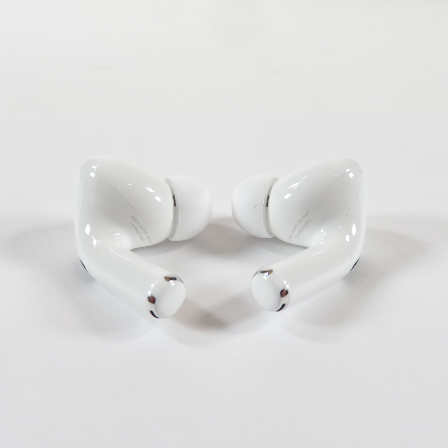 Apple AirPods Pro 2nd Gen Active Noise Cancelling Wireless Earbuds